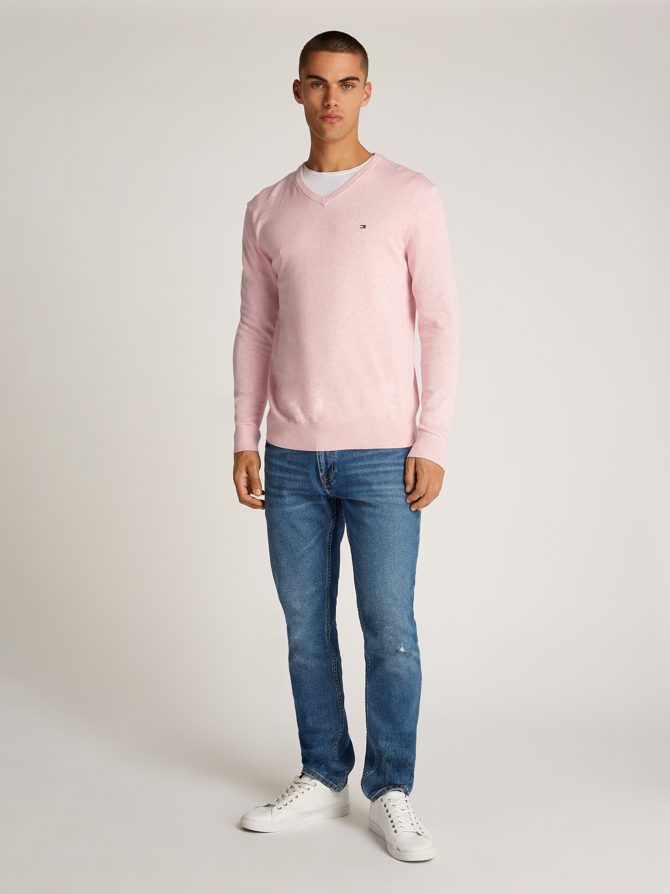 Tommy Hilfiger Strickpullover »ESSENTIAL COTTON V NECK mit V-Ausschnitt und Stickerei«, unifarben, casual, regular fit, Baumwolle, V-Ausschnitt
