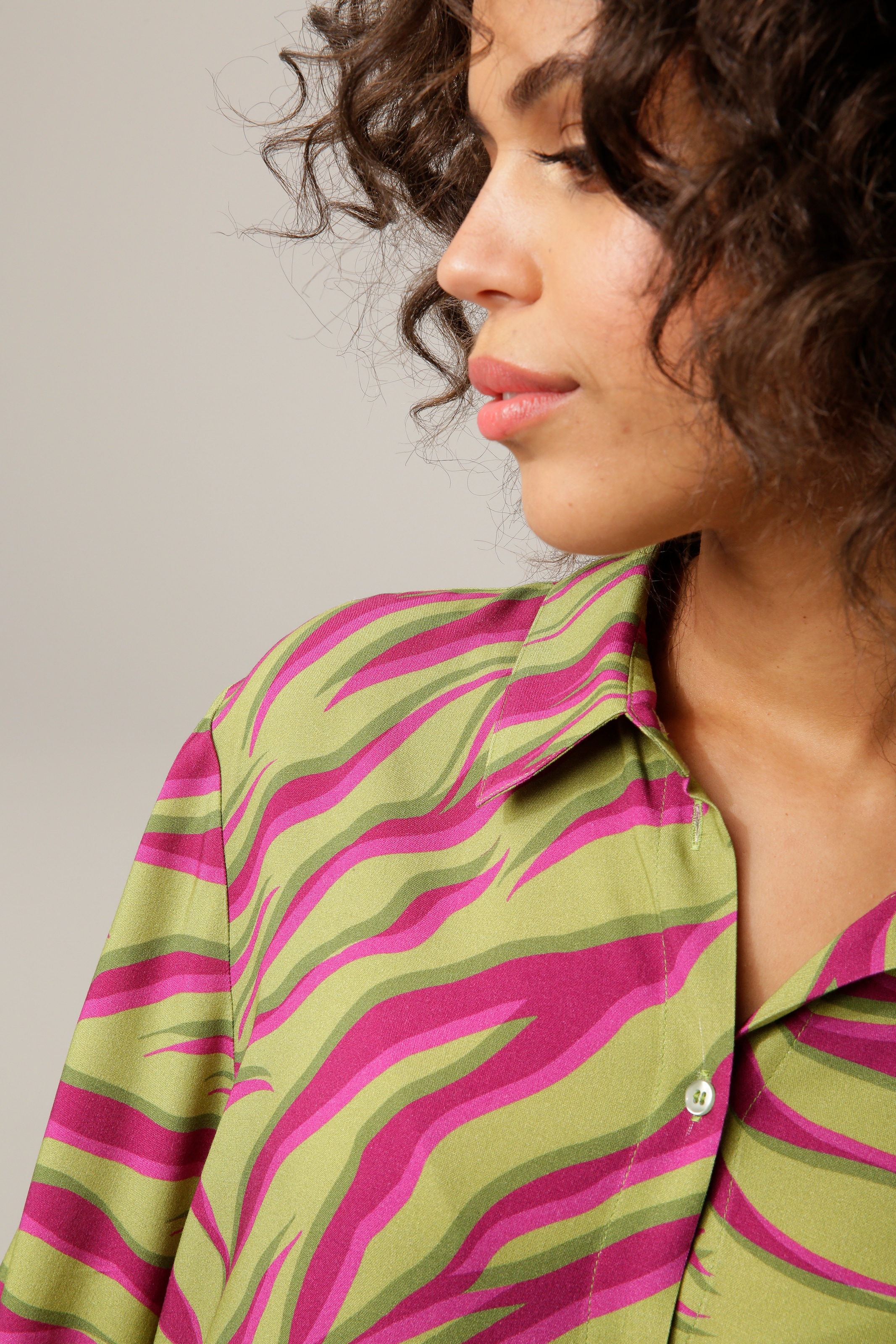 ♕ Aniston CASUAL Hemdbluse, Druck mit farbenfrohen jedes Unikat - ein versandkostenfrei Teil kaufen
