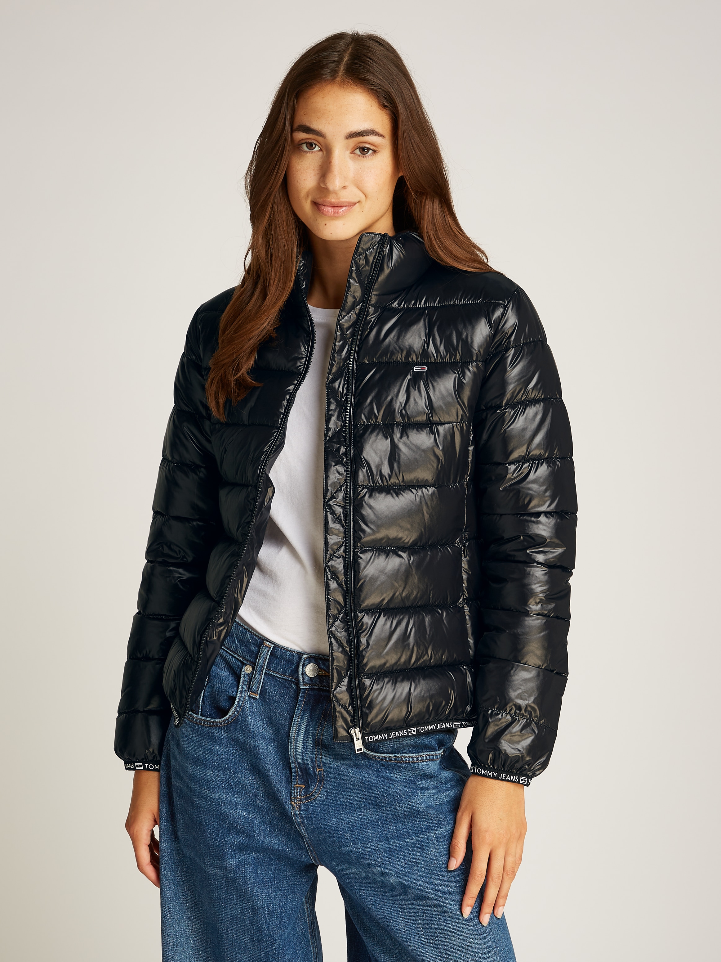 Tommy Jeans Steppjacke »TJW ESSENTIAL TAPE JACKET EXT«, in glänzender Optik, mit Wattierung