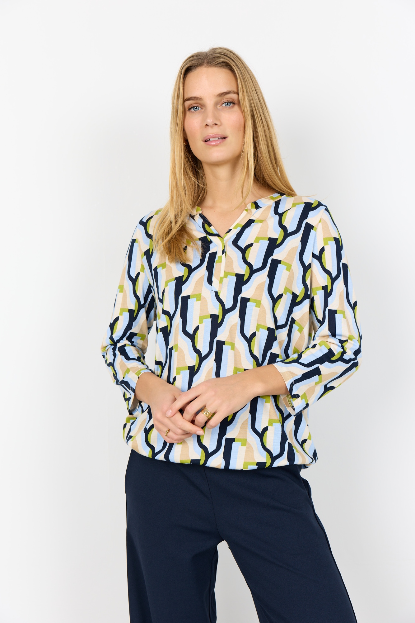 Image of soyaconcept Shirtbluse "SC-FELICITY AOP 534" aus Baumwolle und Viskose, normale Passform, mit V-Ausschnitt