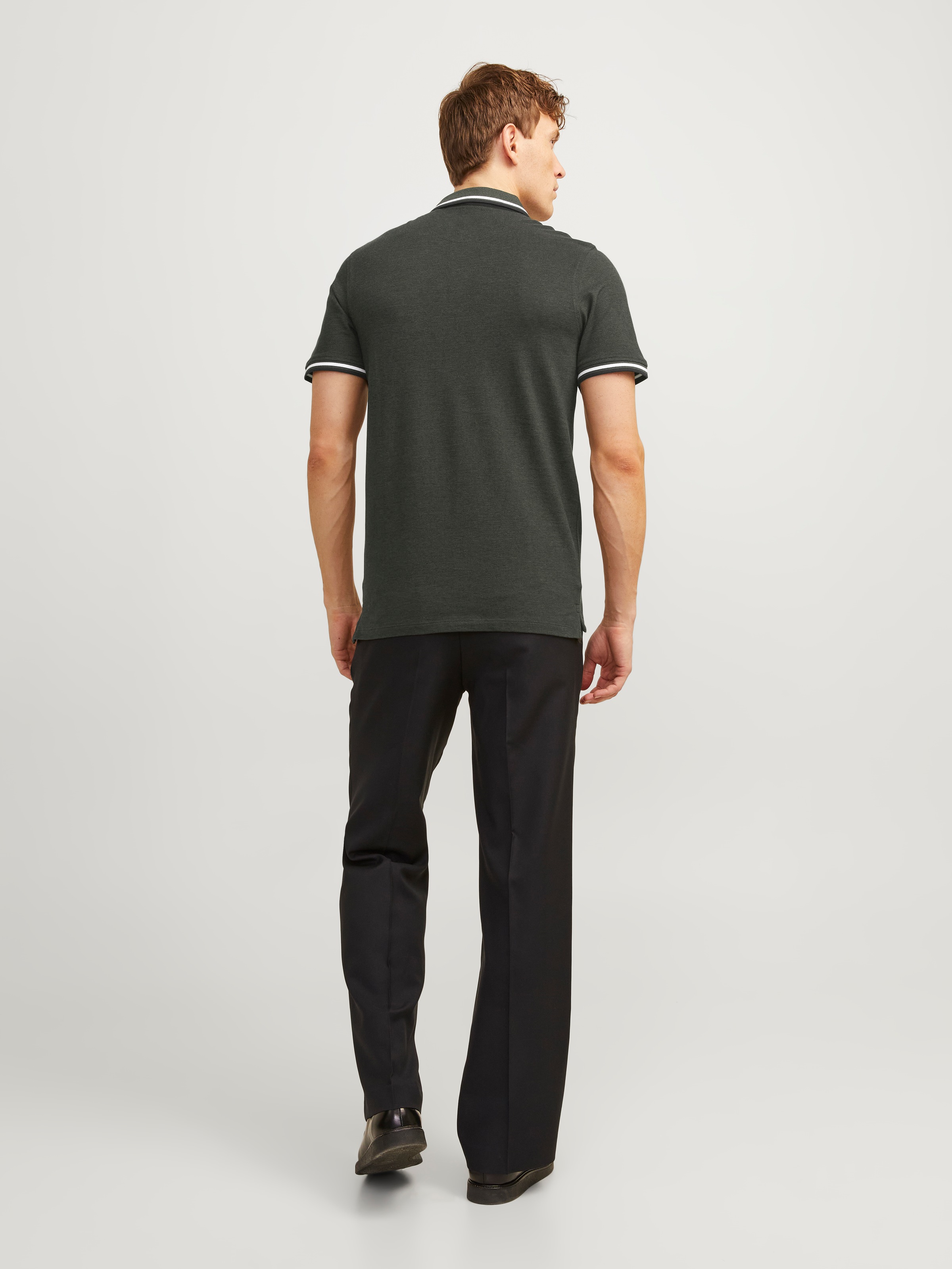 Jack & Jones Poloshirt »JJEPAULOS  Poloshirt mit klassischem Kragen und figurbetonter Form«, Logostickerei, modisch, schmal, Baumwolle, Polokragen
