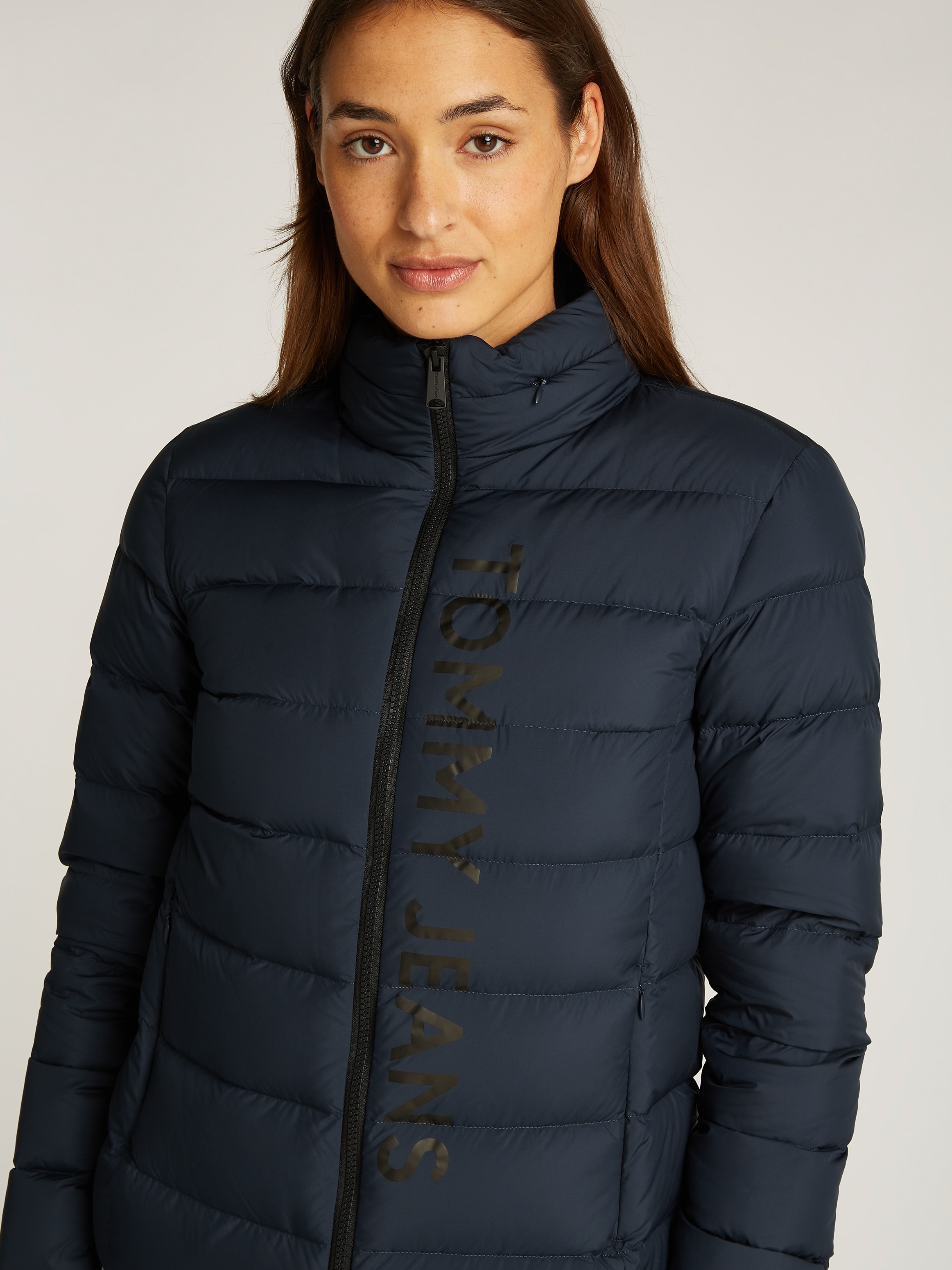 Tommy Jeans Steppjacke »TJW LT DOWN PRINTED PUFFER«, mit Logoschriftzug