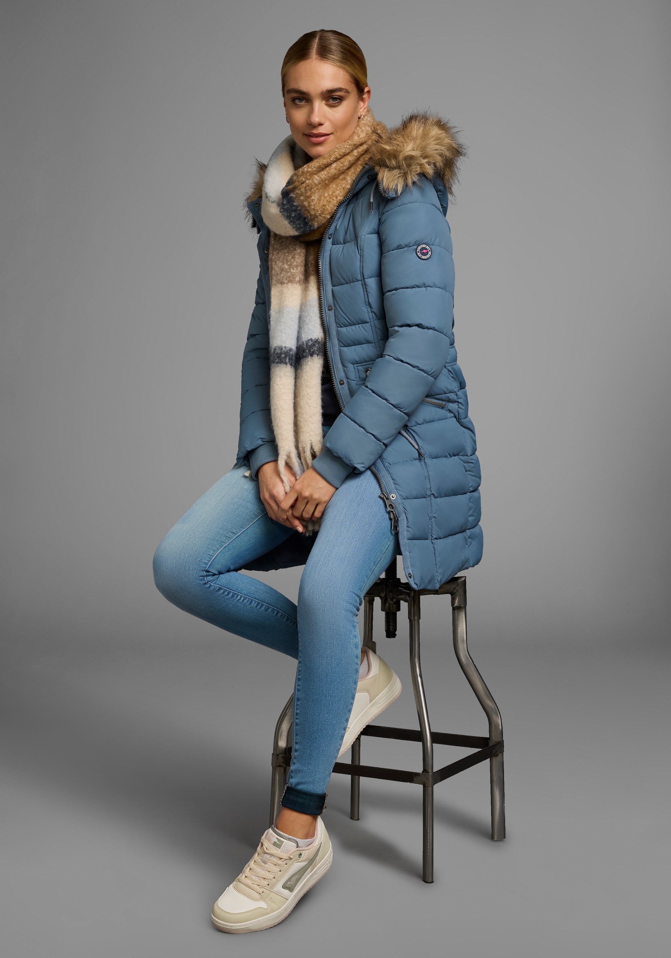 KangaROOS Steppjacke, mit Kapuze, figurbetonter Schnitt, mit Reissverschlusstaschen