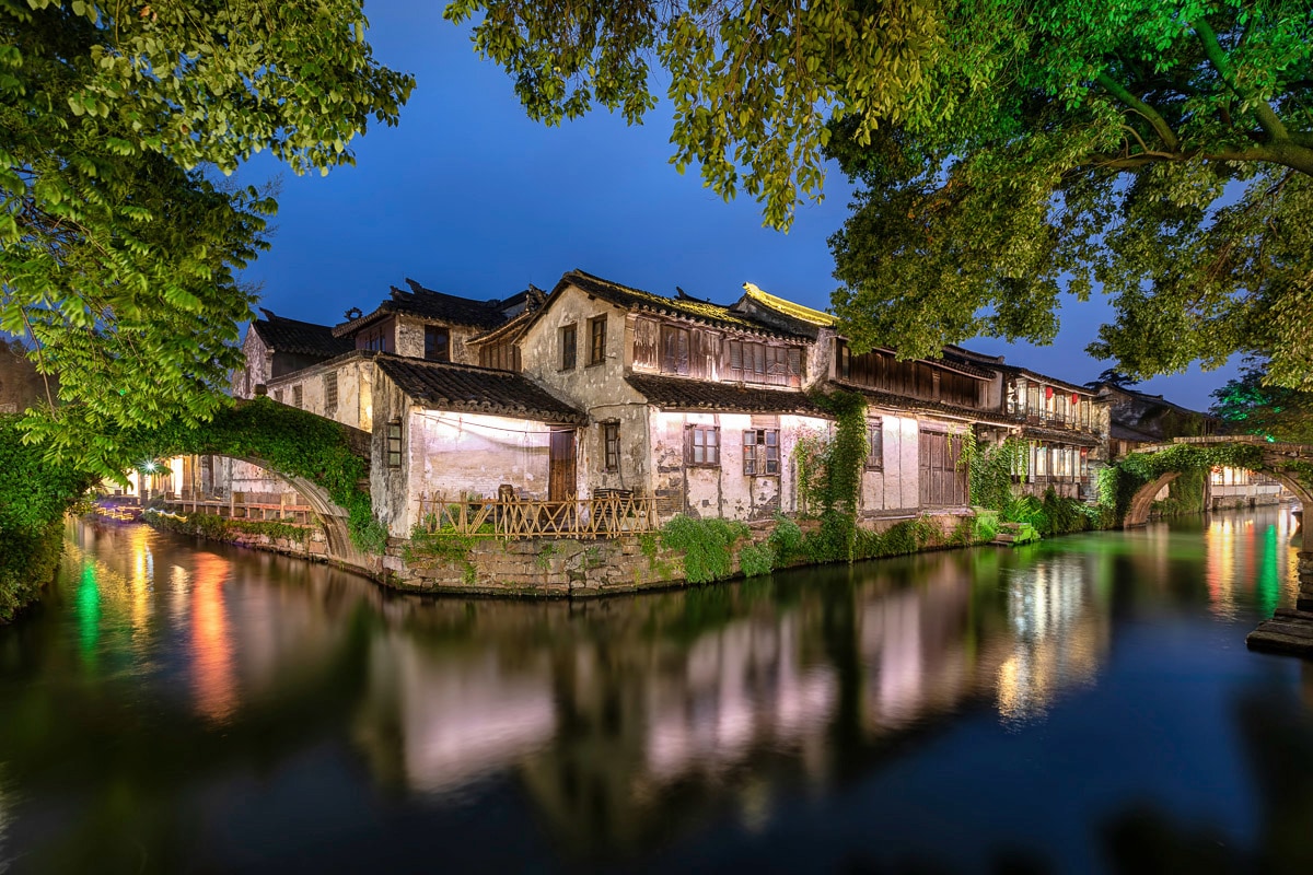 Image of Papermoon Fototapete "Fluss in Stadt"