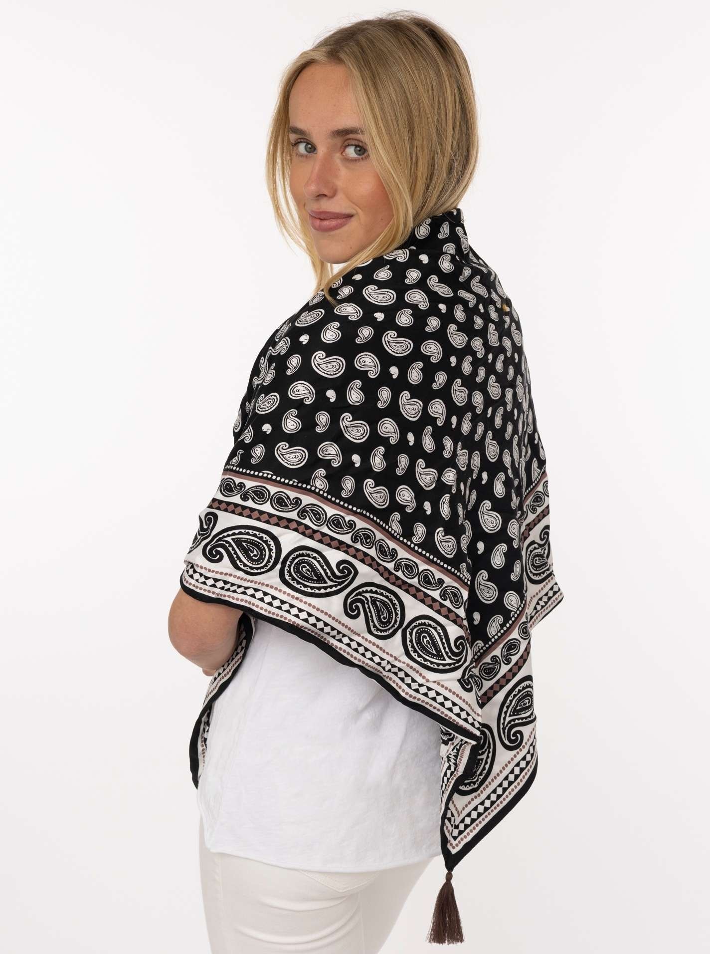 Image of Zwillingsherz Dreieckstuch ""Geometric Paisley"" geometrisches Muster mit Paisley, Tasseln, glänzende Oberfläche