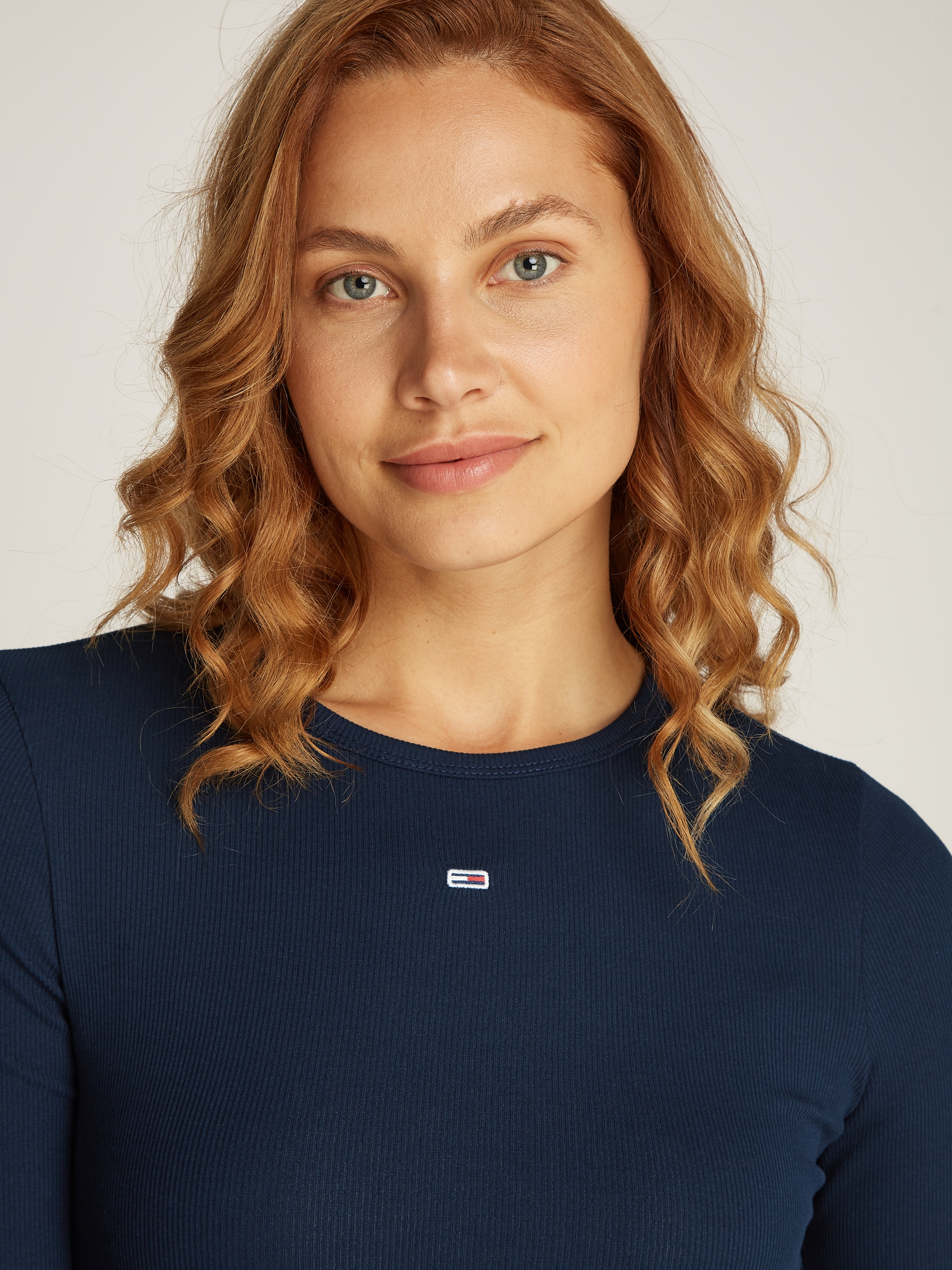 Tommy Jeans T-shirt à manches longues »TJW SLIM ESSENTIAL RIB LS« avec broderie du logo