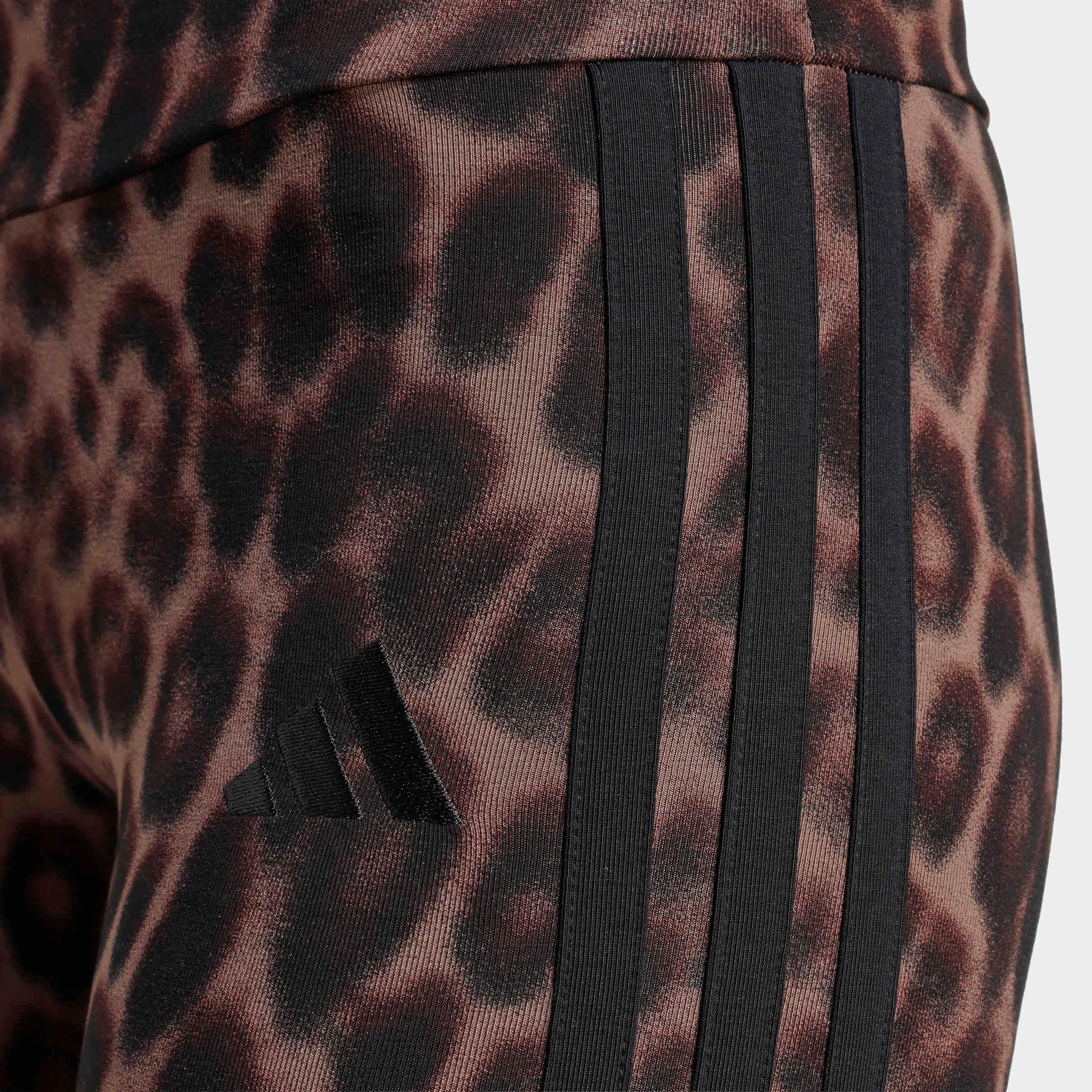 adidas Sportswear Short »SEASONAL ESSENTIALS BIKER MIT LEOPARDENPRINT UND 3-STREIFEN«