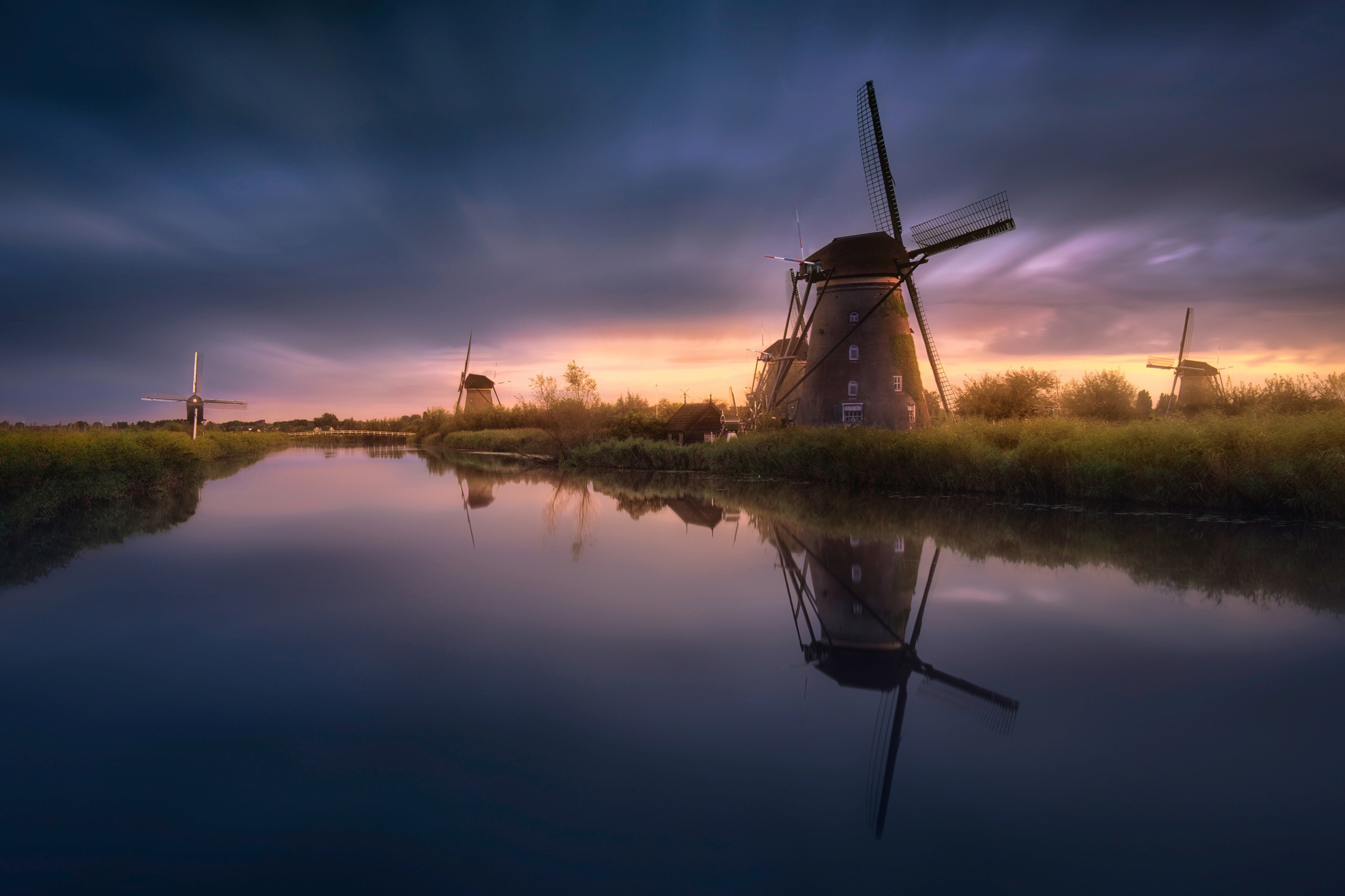 Image of Papermoon Fototapete »Photo-Art JESUS M GARCIA, KINDERDIJK-WINDMÜHLEN«, Vliestapete, hochwertiger Digitaldruck, inklusive Kleister bei Ackermann Versand Schweiz