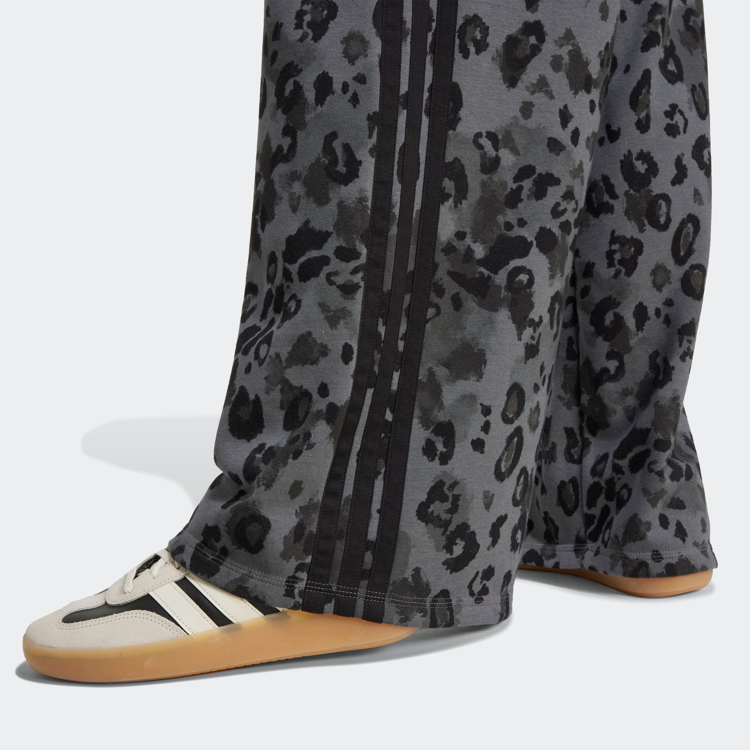 adidas Sportswear Sporthose »W AOP FT PT«, (1 tlg.), Locker geschnitten mit weitem Bein, Tierprint-Details