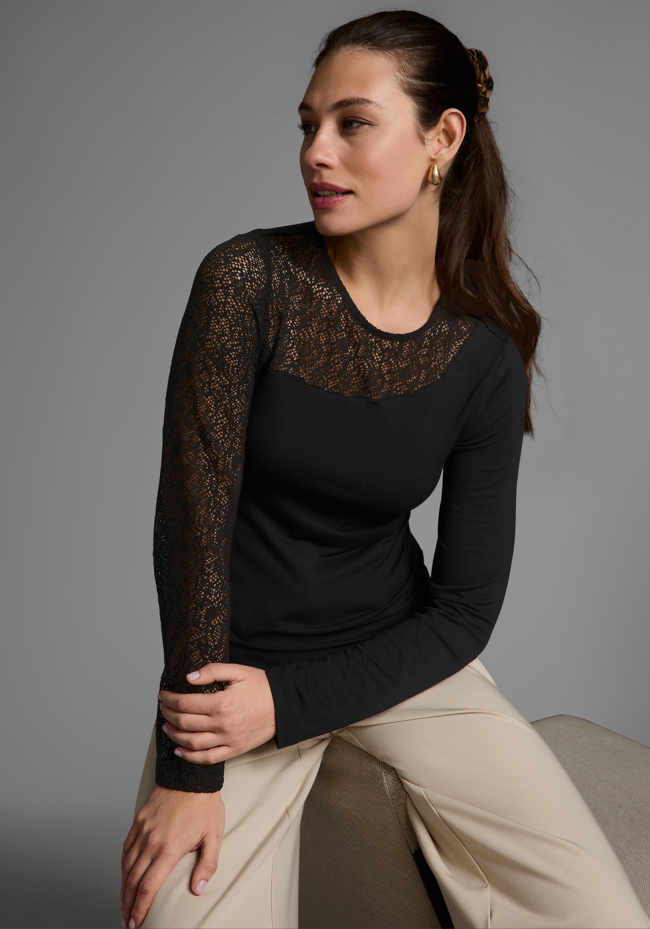 Melrose Rundhalsshirt, langärmlig, sehr figurbetont, mit Spitzeneinsätzen, hüftlang