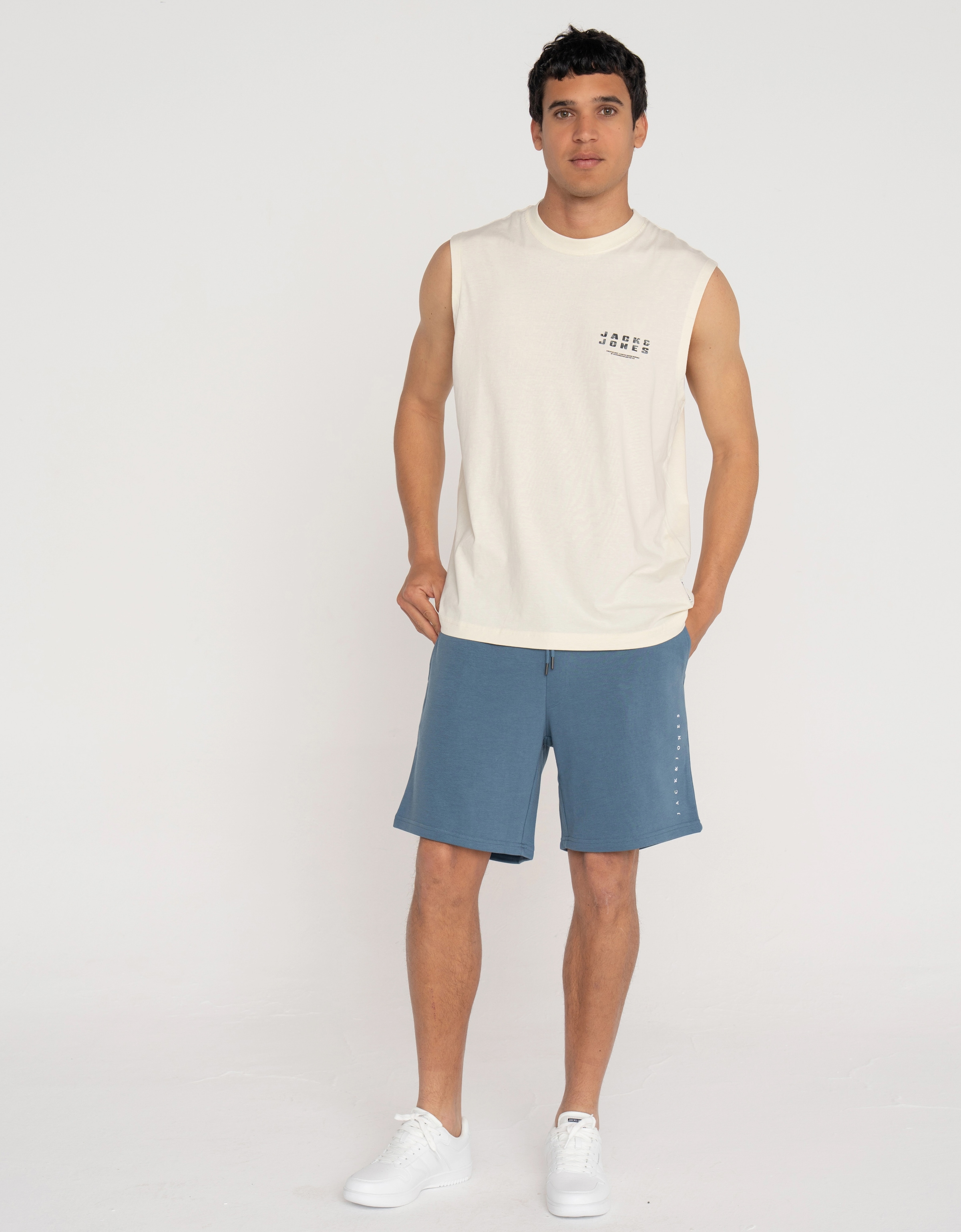 Jack & Jones Shorts »JPSTGORDON STAR JJ SWEAT SHORTS SRT SN«, mit Logo Schriftzug