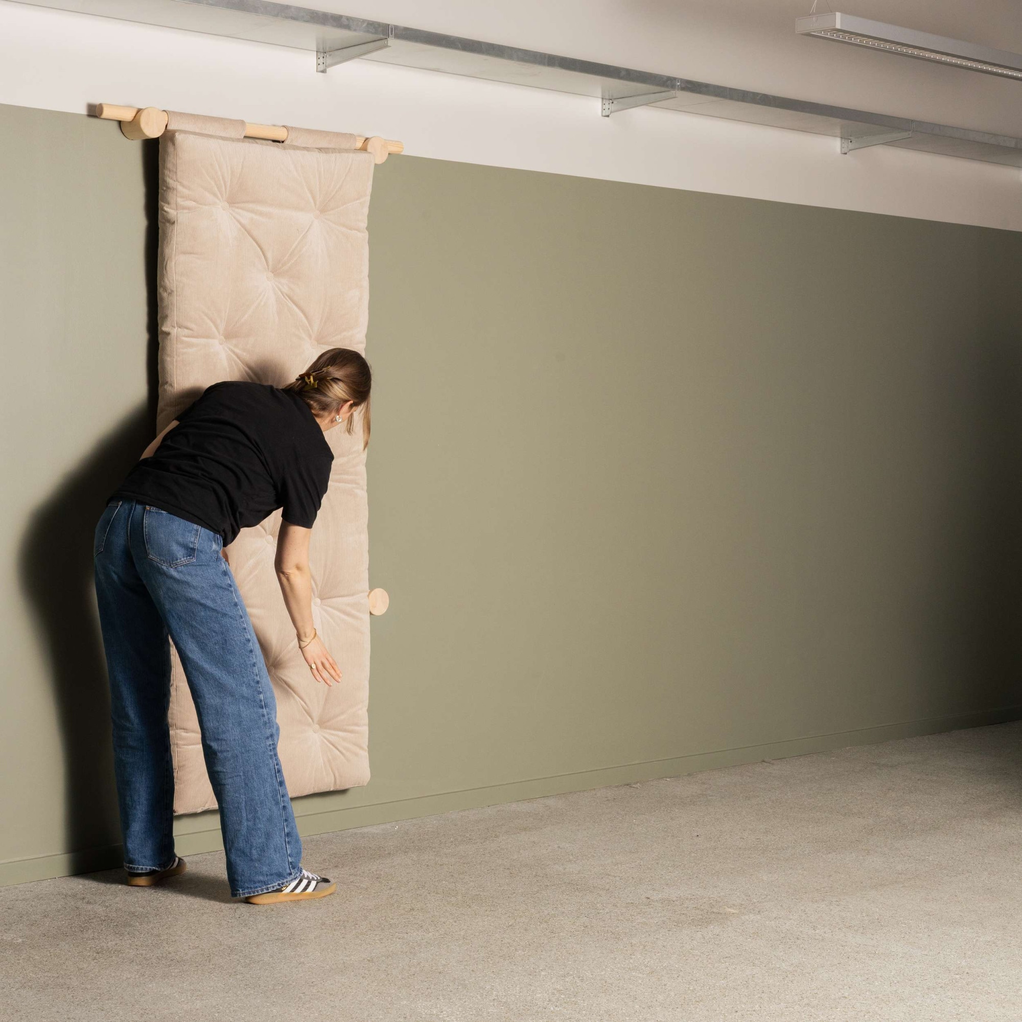 Karup Design Schlafsofa »Hooked Schlafsessel, Sitz- und Schlafplatz, Wandmontiert, platzsparend«, Futonmatratze inkl. Halterungsset aus FSC®-zertifiziertem Massivholz