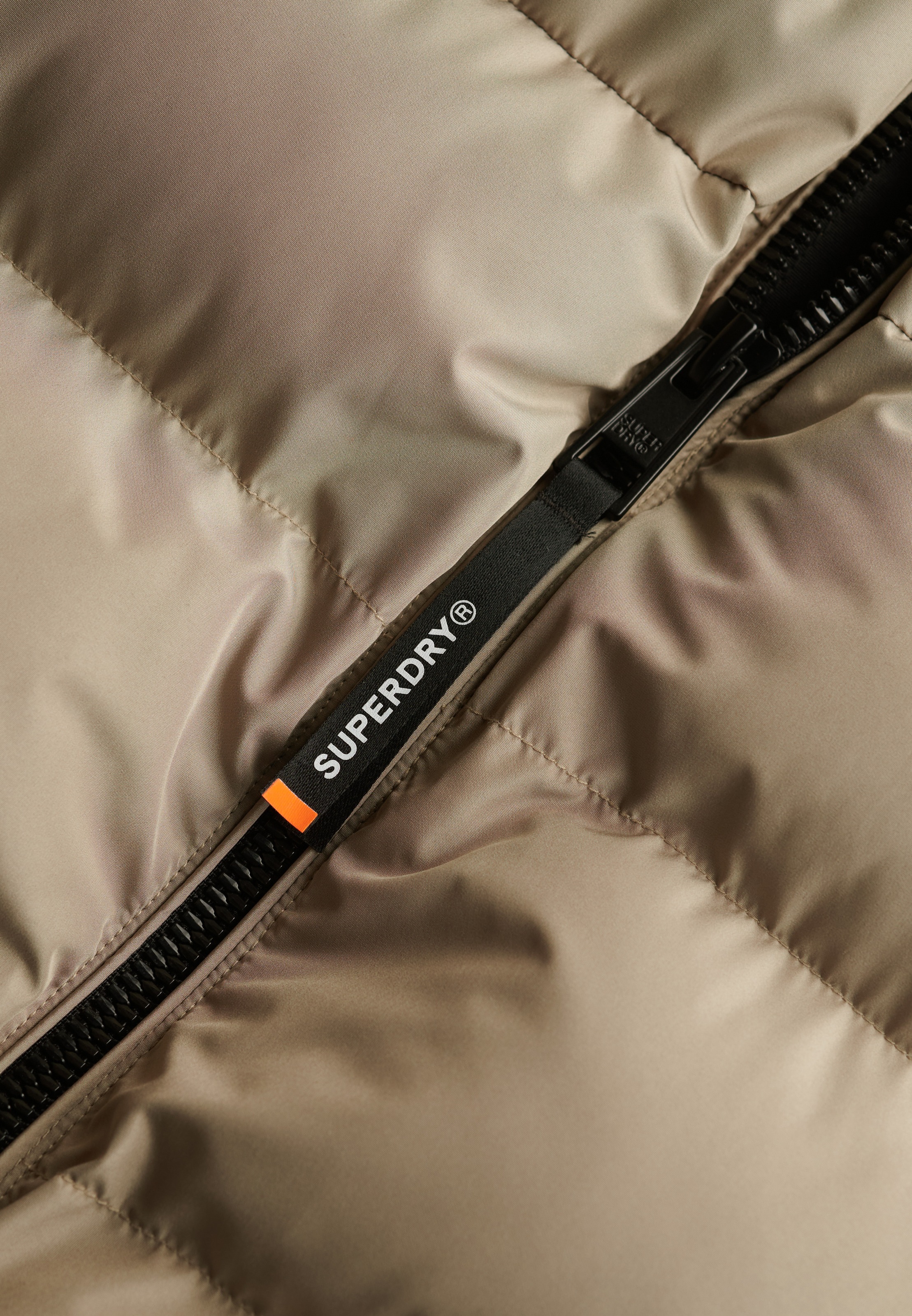 Superdry Veste matelassée »HOODED SPORTS PUFFER JACKET« avec capuche fibre synthétique, coupe décontractée