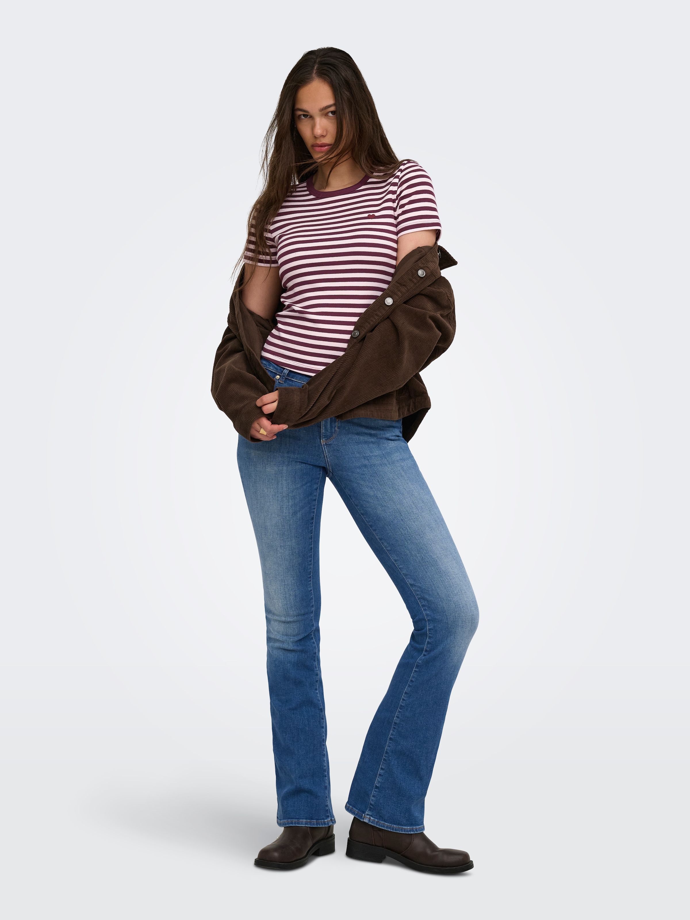 ONLY T-shirt à manches courtes »ONLVAL S/S O-NECK STRIPE TOP JRS« mélange de coton, coupe régulière, petite broderie cœur