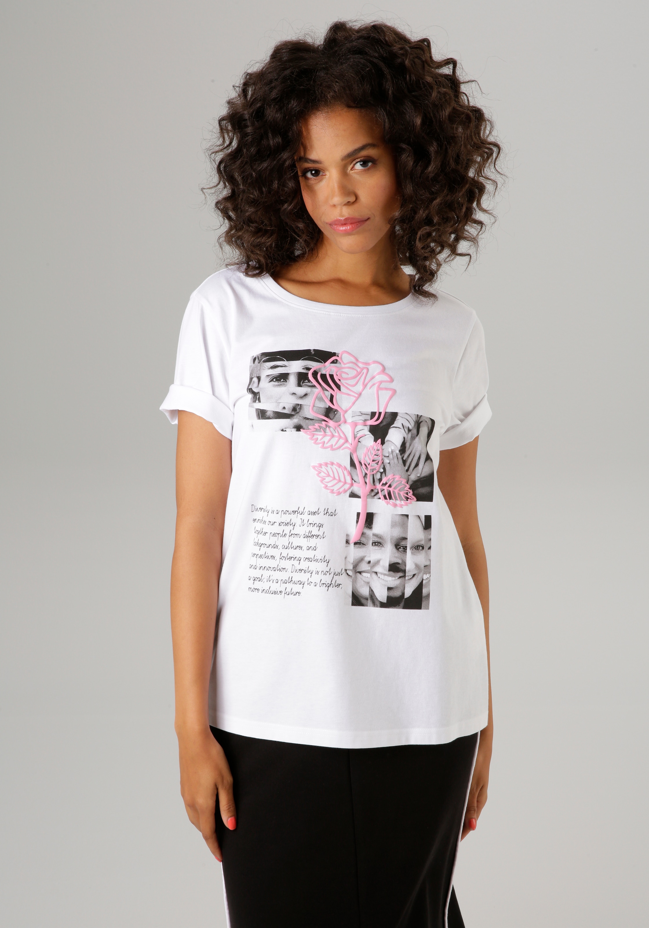 Aniston CASUAL T-Shirt, mit Rose verzierter Diversity-Frontprint - NEUE KOLLEKTION