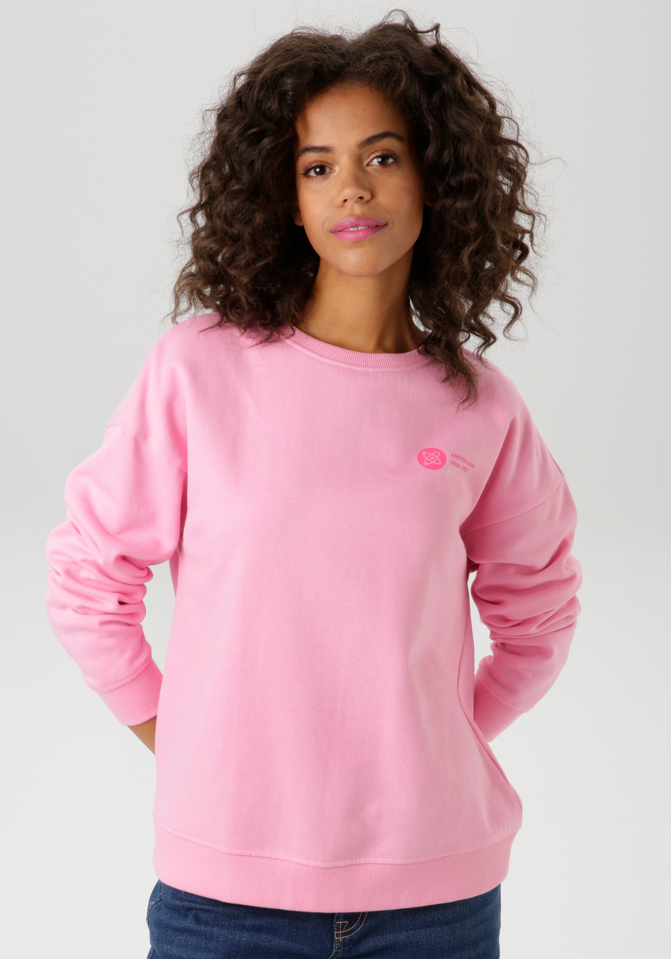 Image of Aniston CASUAL Sweatshirt, hinten mit Applikationen, Stickerei und Schriftzügen