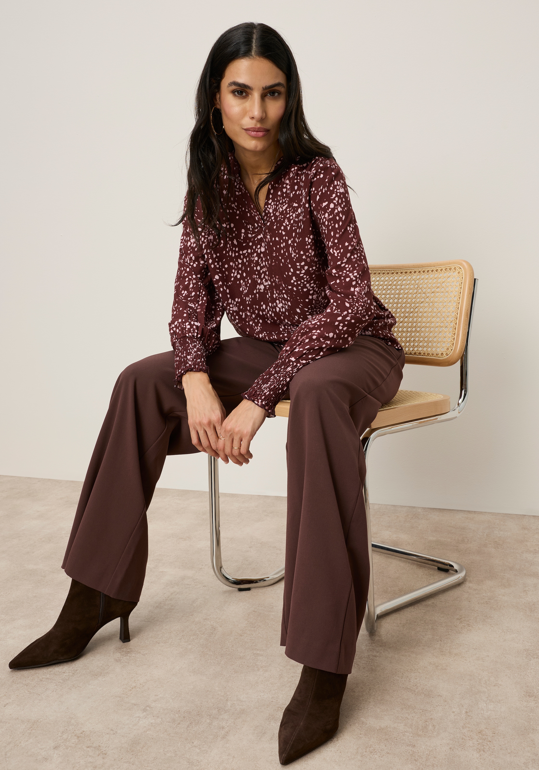 Tamaris Blouse à pression »mit figurumspielender Passform und hüftbedeckender Länge« avec motif fleuri, en viscose
