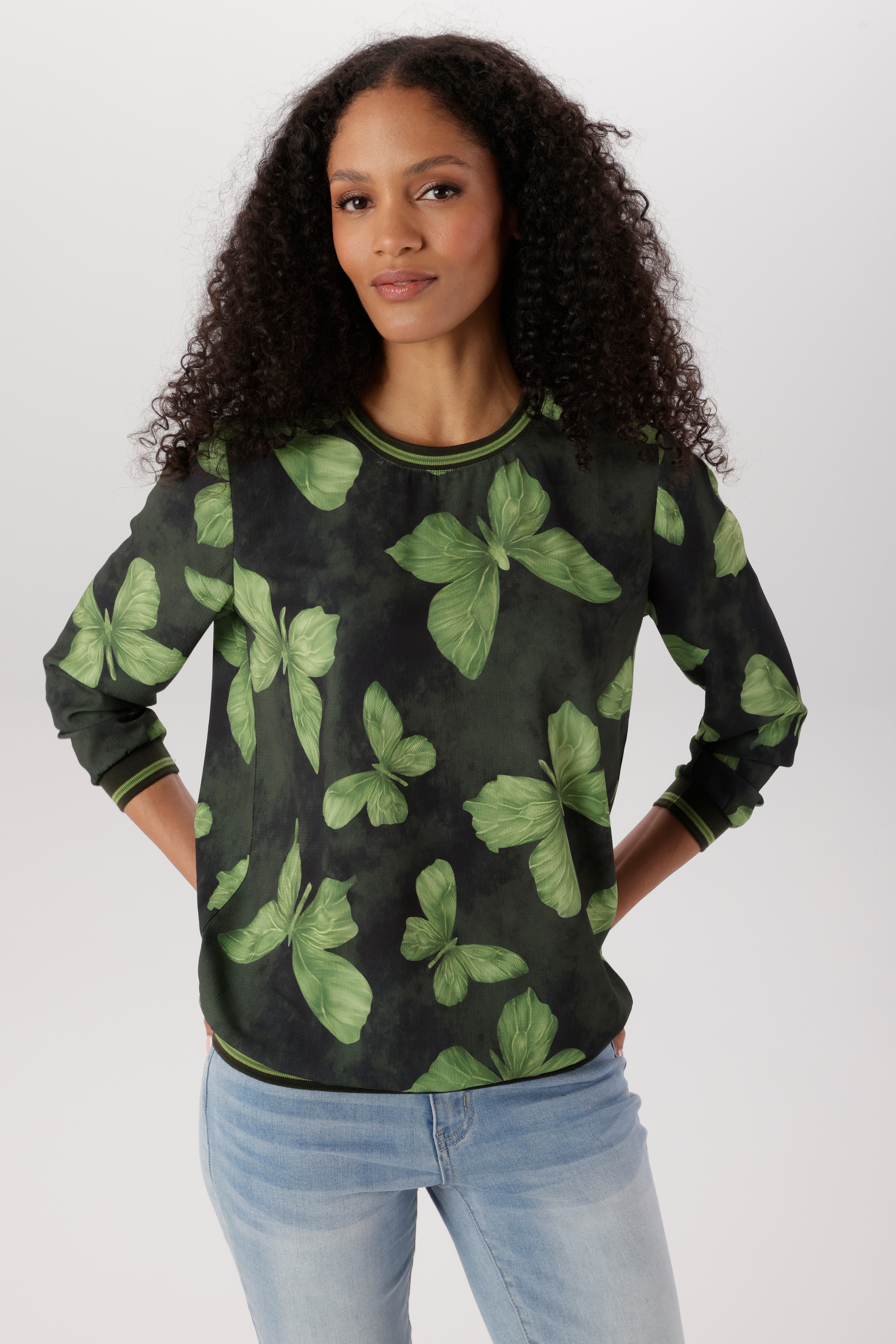 Image of Aniston SELECTED Shirtbluse mit gestreiften Bündchen und Schmetterlingen allover - NEUE KOLLEKTION