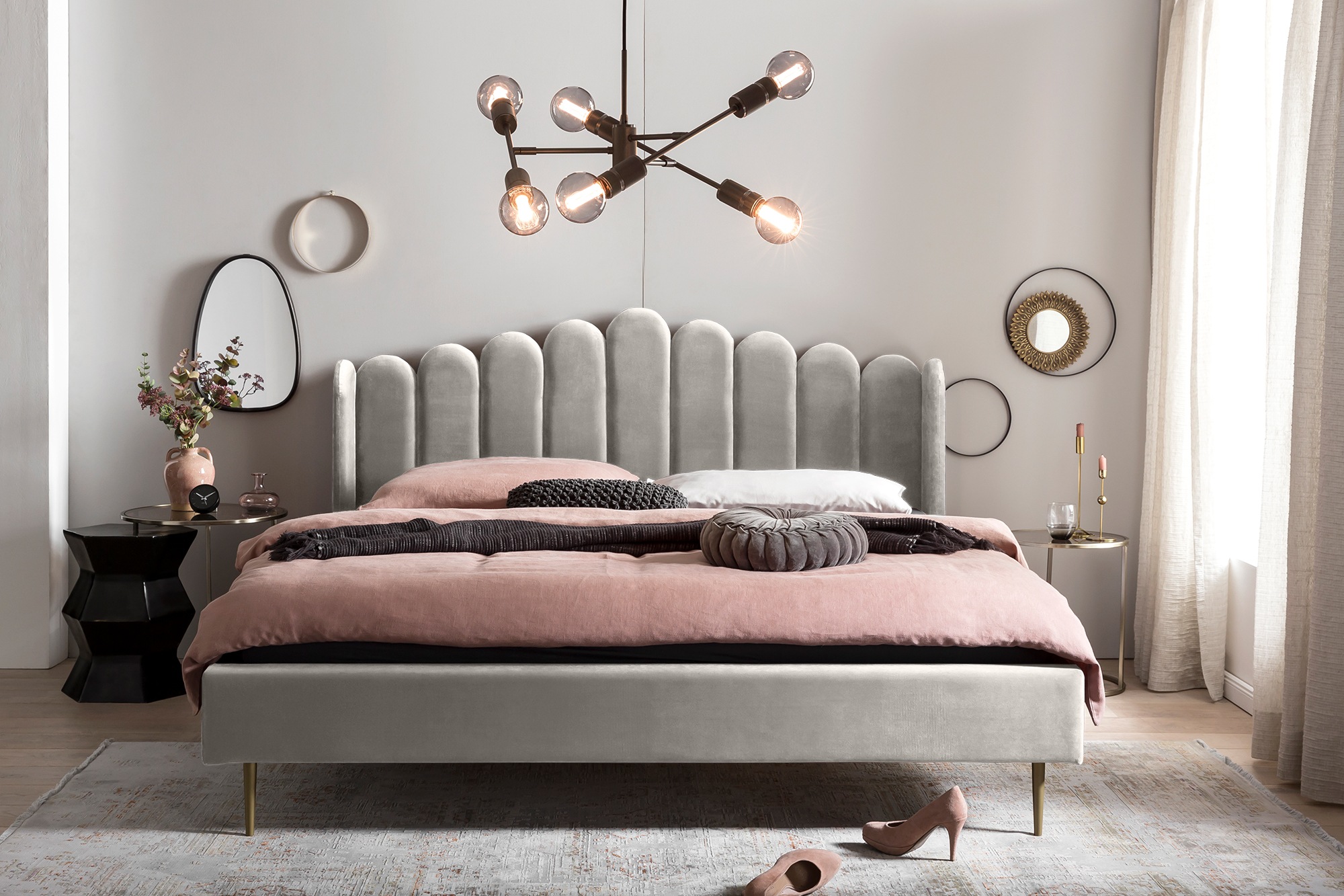 Image of SalesFever Polsterbett "Komfortables Bett für erholsamen Schlaf" Eleganz trifft Komfort: Samt-Bezug, goldfarbene Metallfüsse