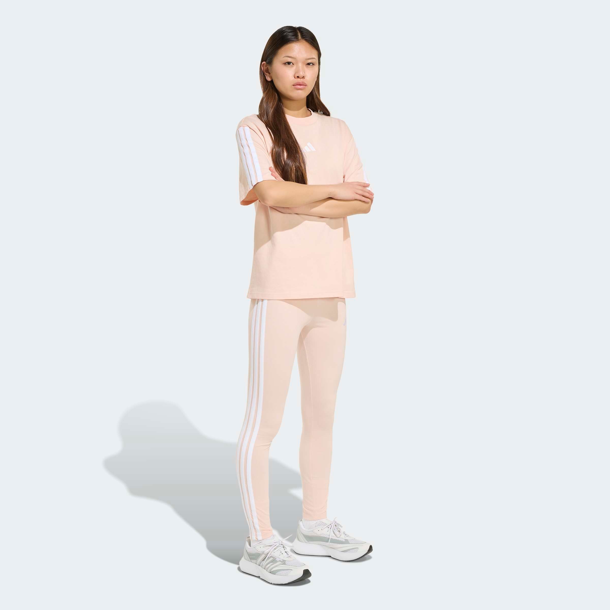 adidas Sportswear T-shirt »ESSENTIALS 3-STREIFEN BOYFRIEND« lockere Passform, Kurzarmdesign, sportlicher Stil, aus Baumwolle