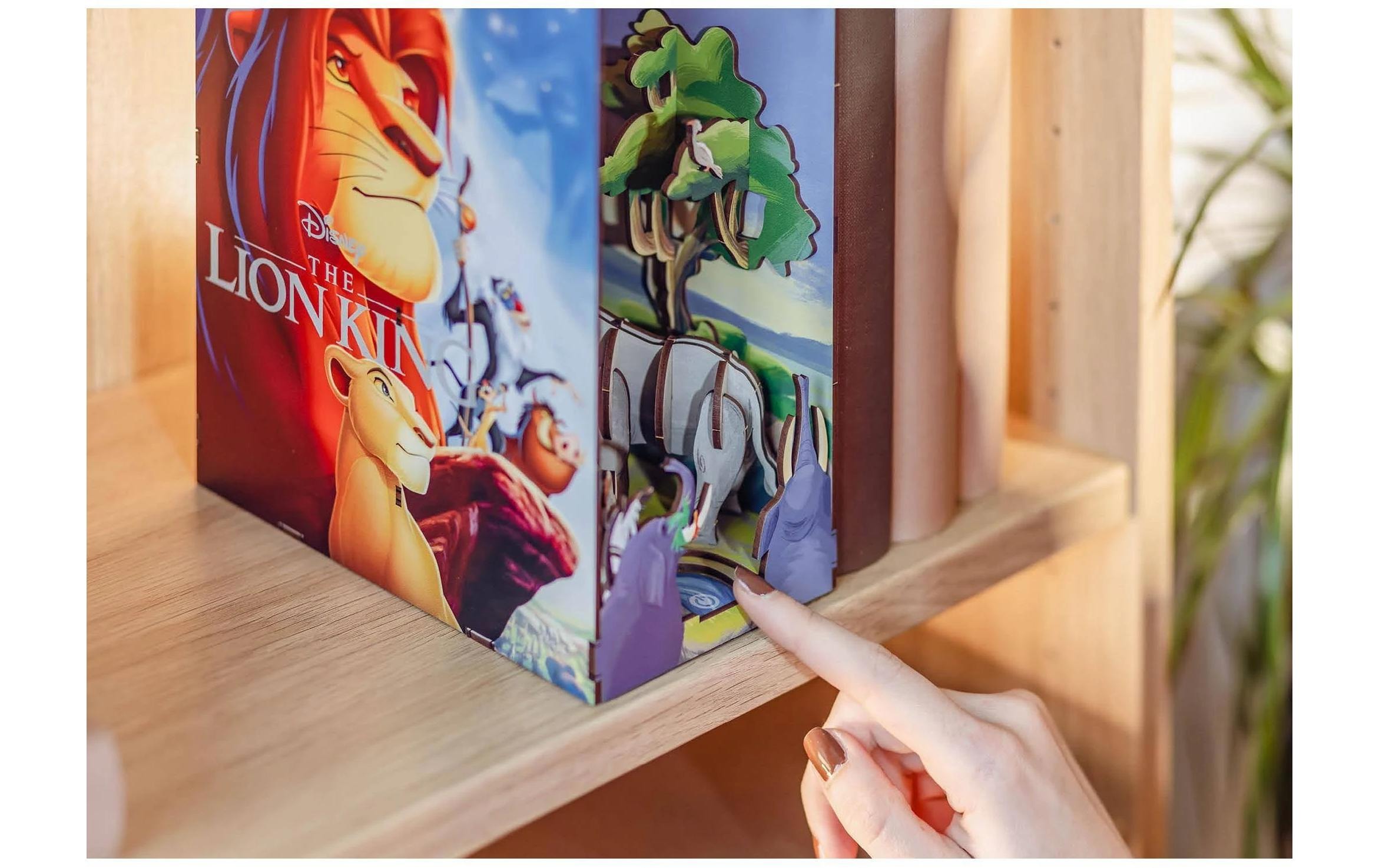 Revell® Modellbausatz »Book Nook, Tiny Adventures Disney König der Löwen« Buchstütze; mit LED-Beleuchtung