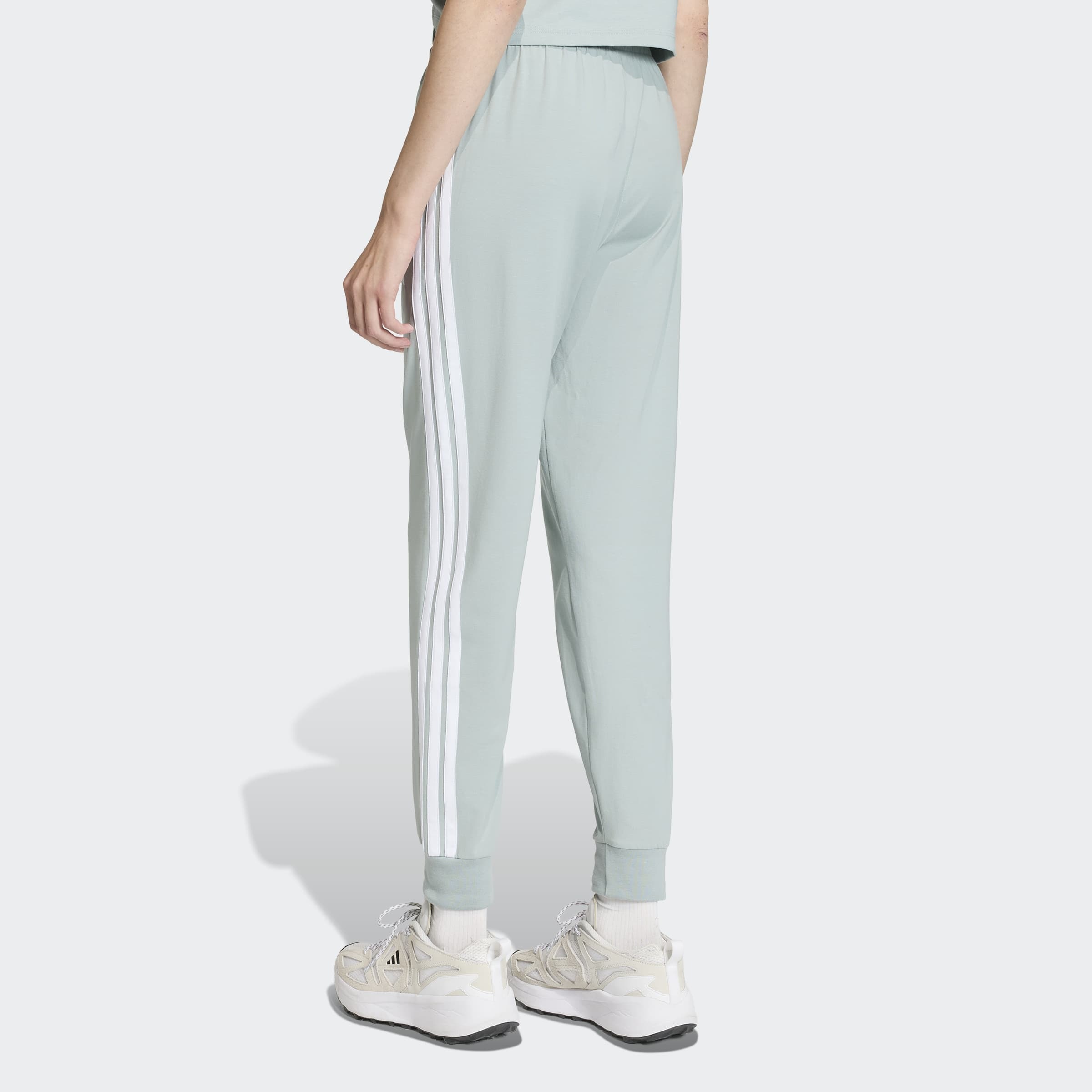 adidas Sportswear Pantalon de sport »ESSENTIALS 3-STREIFEN«  Lässig geschnitten, hoher Bund, schmal zulaufende Beinform