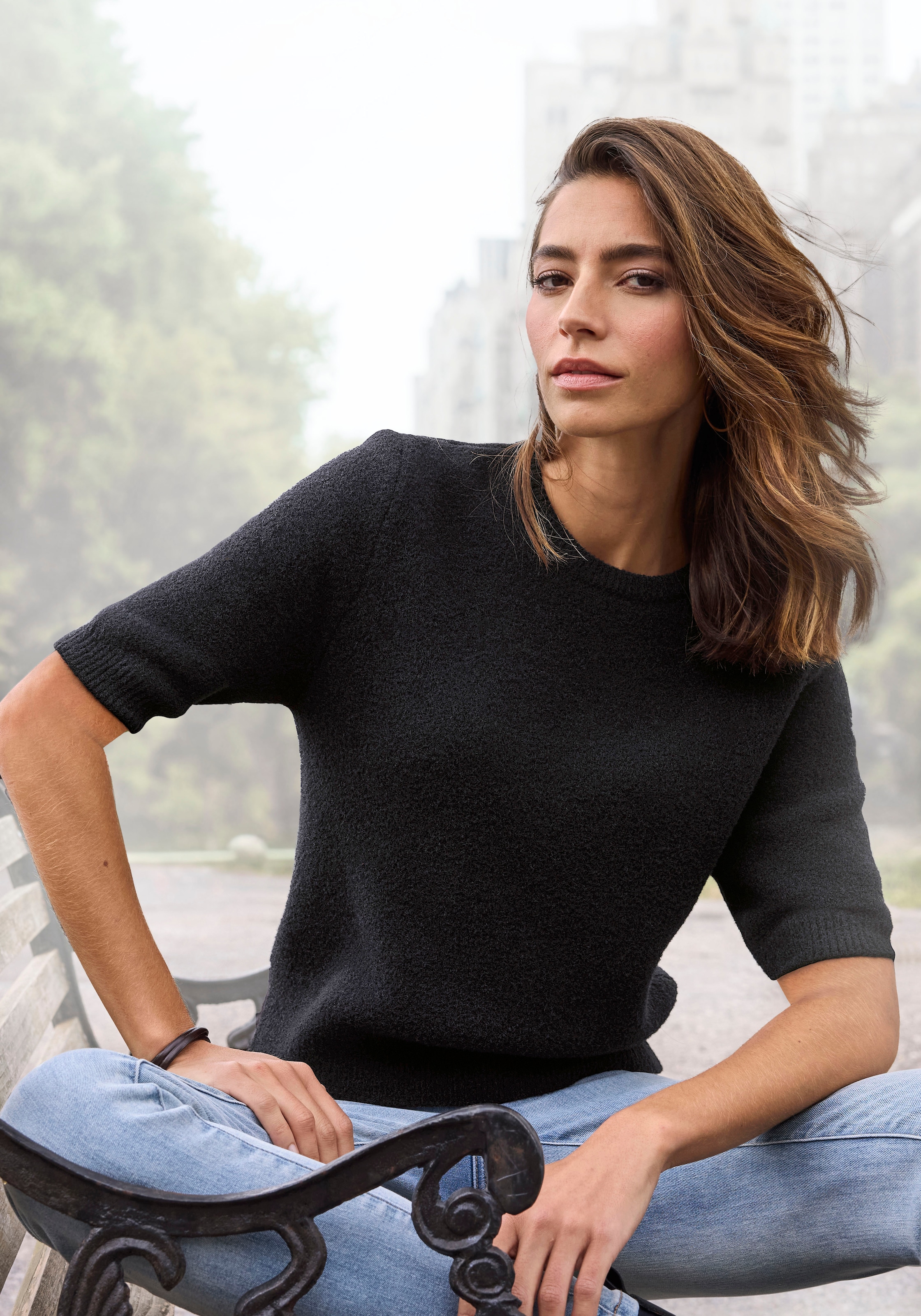 LASCANA Kurzarmpullover, flauschiger Strickpullover, figurnaher Schnitt