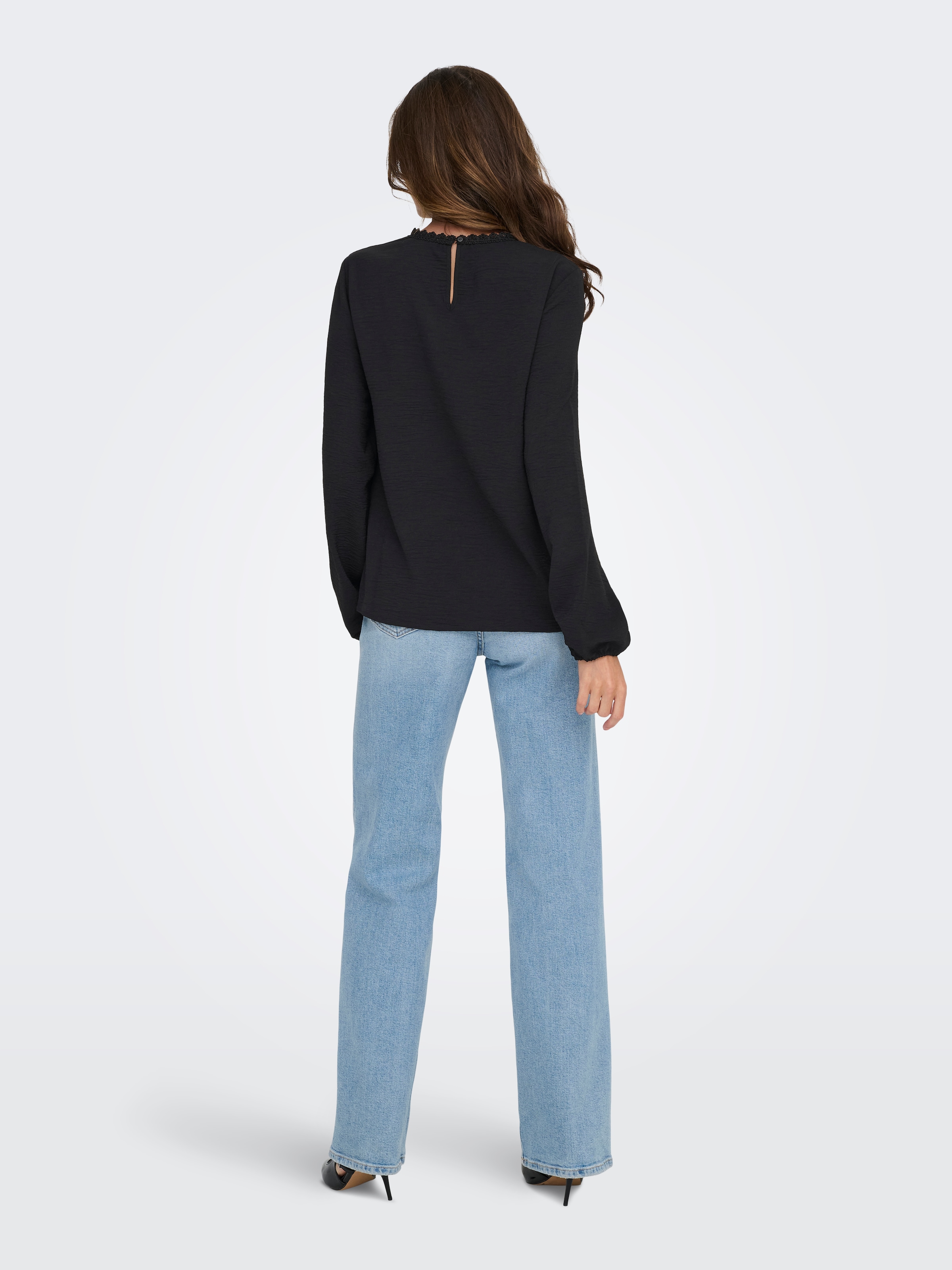 ONLY Shirtbluse »ONLKATCHA LIFE LS O-NECK LACE TOP CS WVN« Kunstfaser, regular fit, mit Spitzen Detail