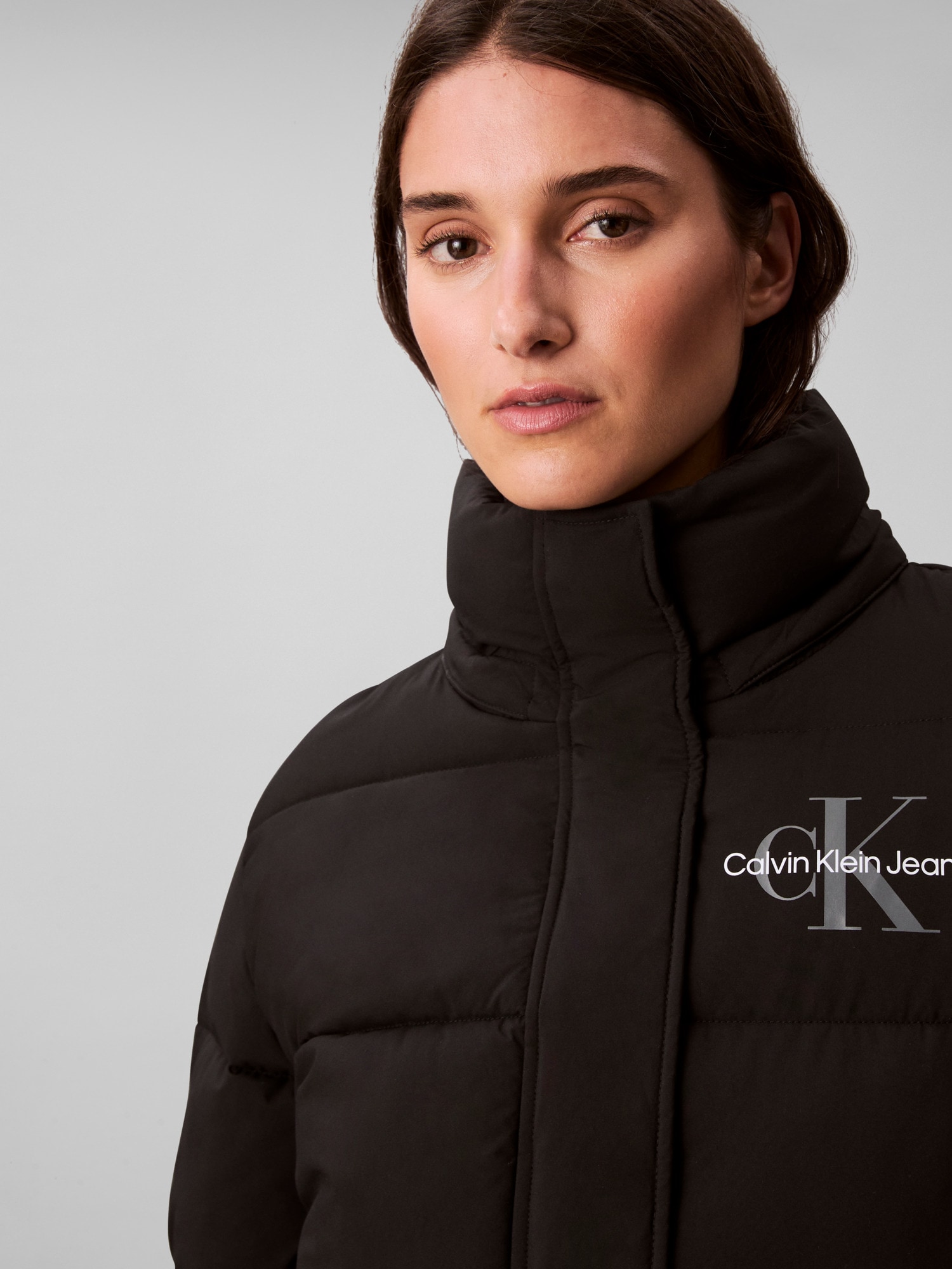 Calvin Klein Jeans Steppjacke mit Kapuze Stehkragen, in kurzer Form, abnehmbare Kapuze