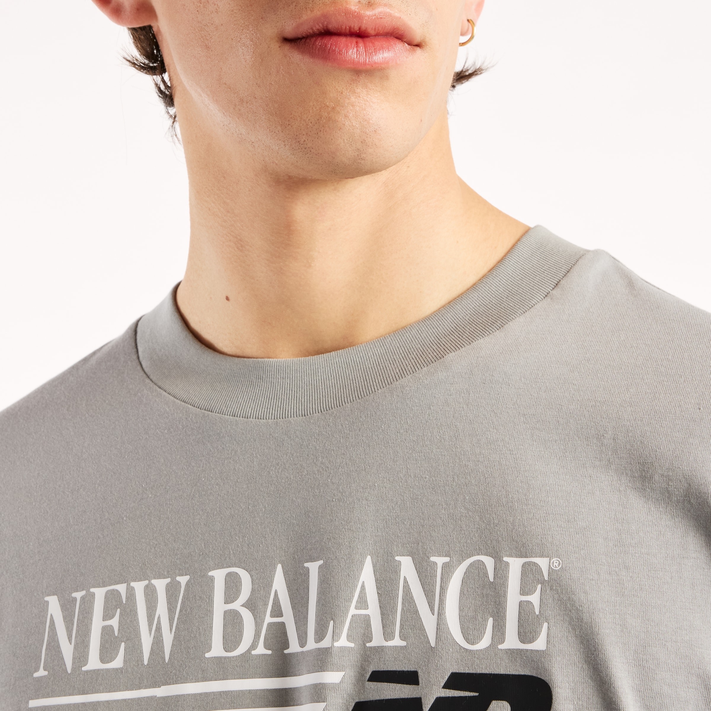 New Balance T-Shirt »REIMAGINED  GRAPHIC T-SHIRT« sportlicher Stil, aus Baumwolle, T-Shirt-Schnitt