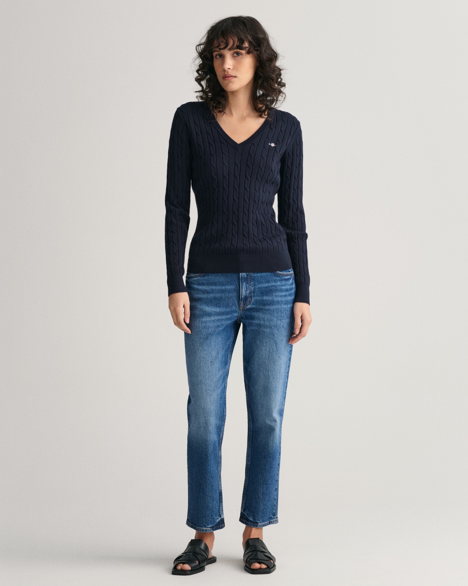 Gant Pull en tricot »STRETCH COTTON CABLE V-NECK« mit Logostickerei auf der Brust
