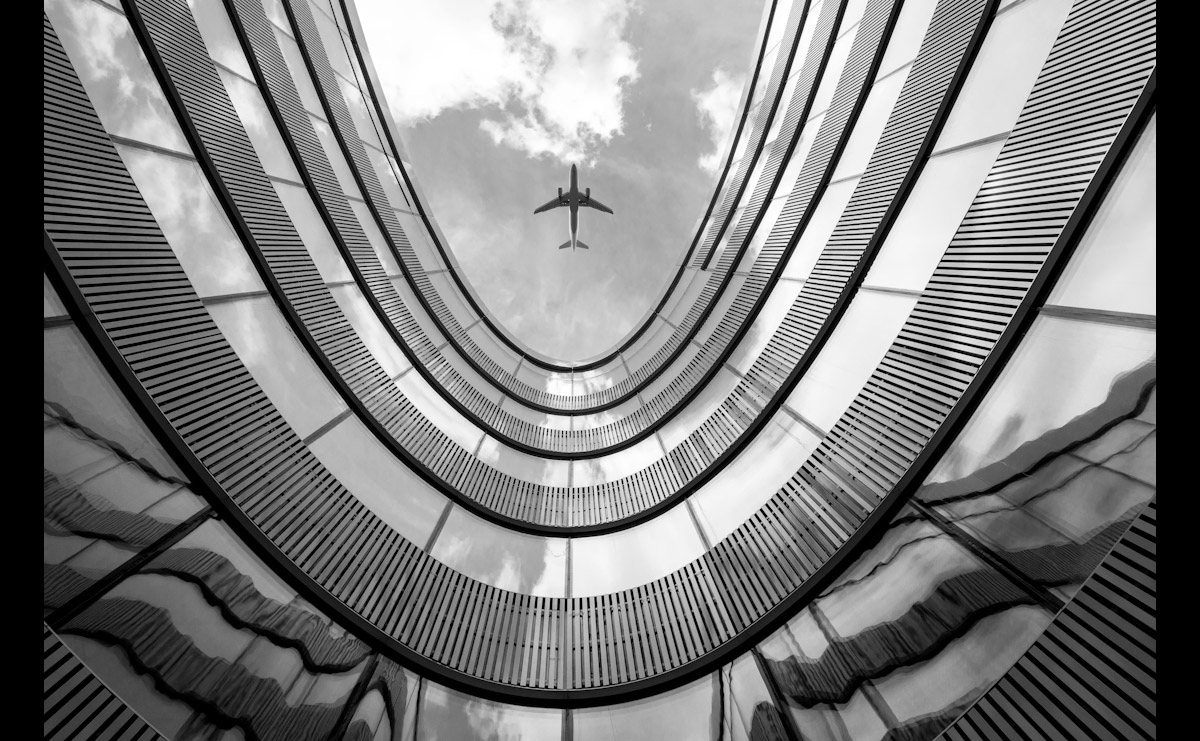 Image of Papermoon Fototapete "Flugzeug über Gebäude"