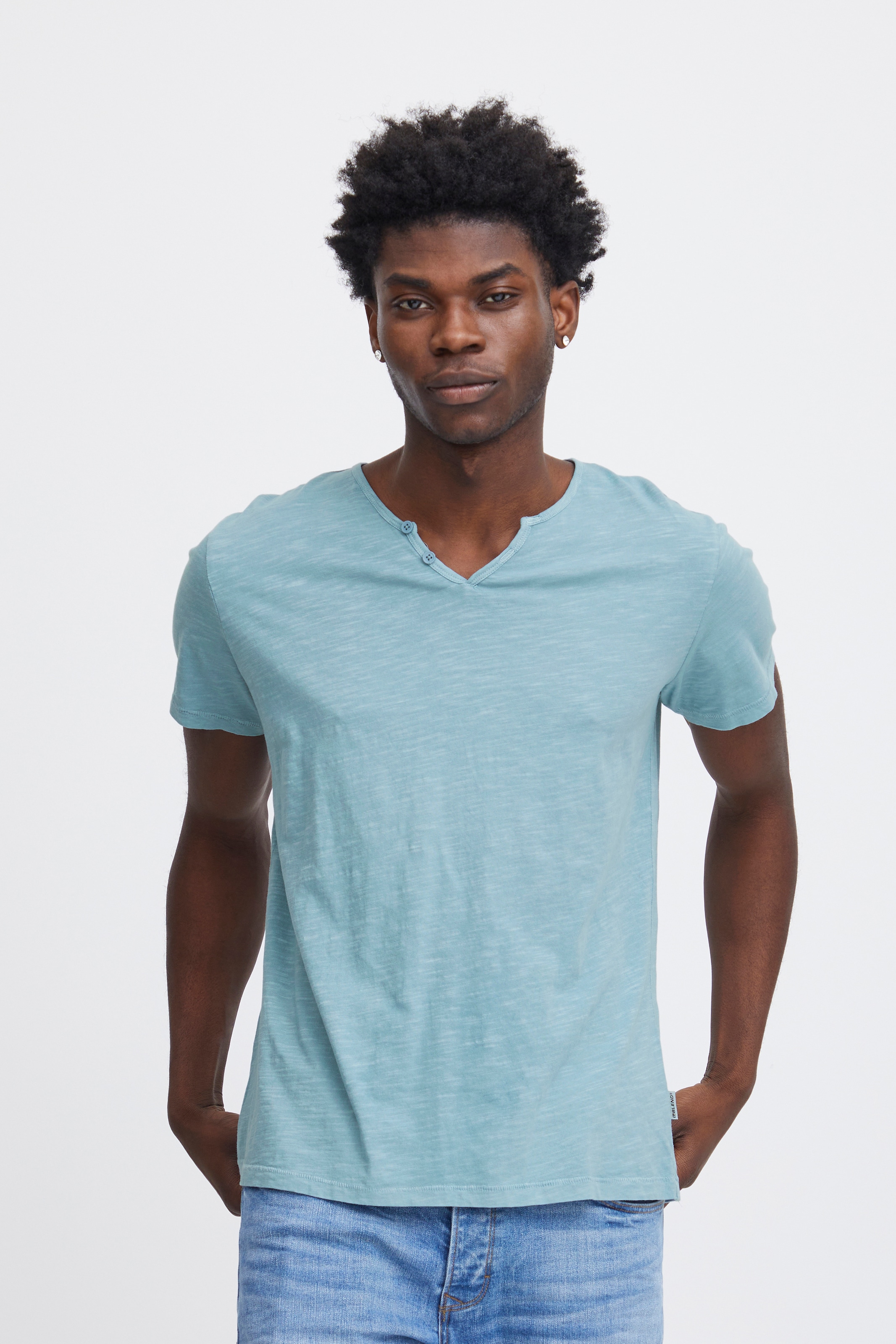 Image of Blend T-Shirt "BHAshton split neck tee" mit Deko-Knopfdetail am Ausschnitt
