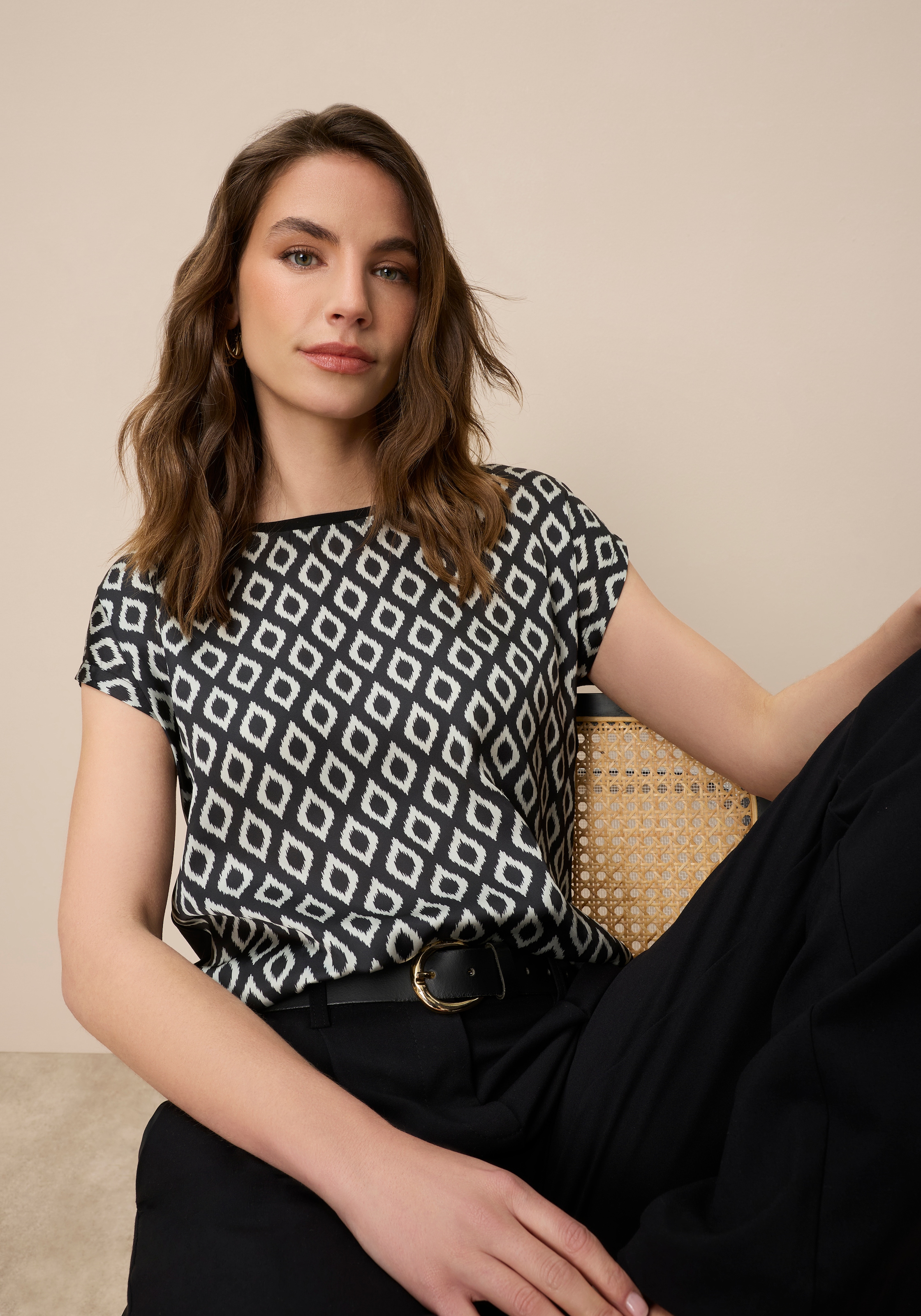 Image of Tamaris Shirtbluse "mit Allover-Print, aus angenehmer Viskosemischung" in lockerer Form mit Satin