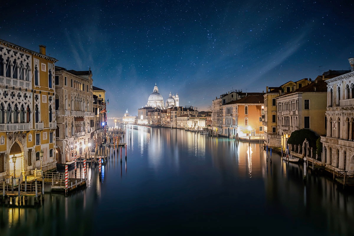 Image of Papermoon Fototapete »Venedig bei Nacht«, Vliestapete, hochwertiger Digitaldruck, inklusive Kleister bei Ackermann Versand Schweiz