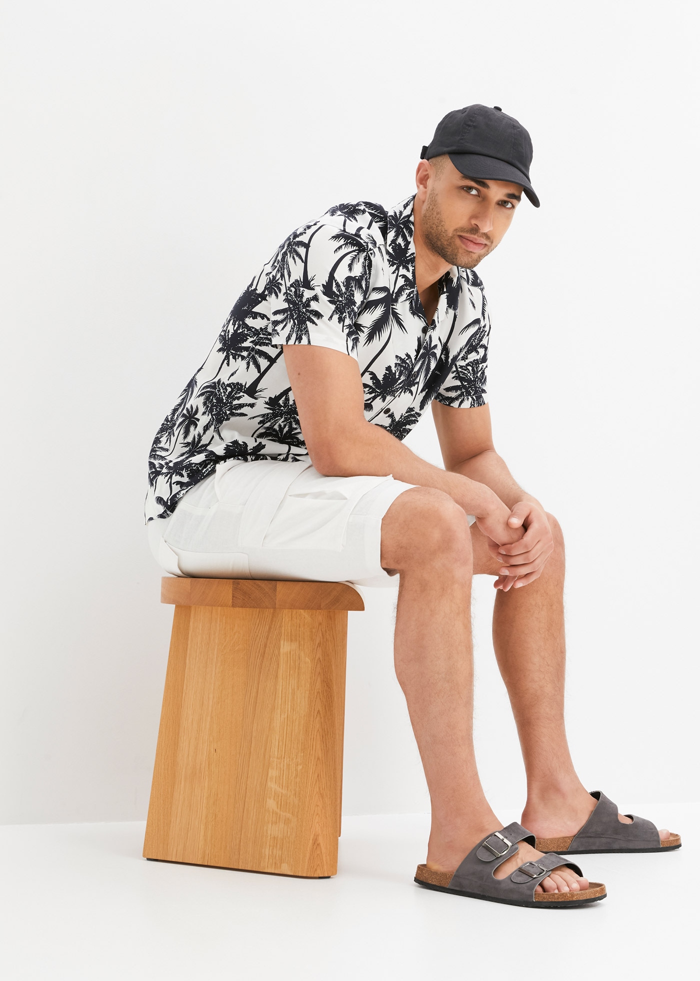 bonprix Chemise à manches courtes »Kurzarmhemd aus Viskose, Slim Fit« schmale Passform, aus Viskose, Allover-Print, bedrucktes Design