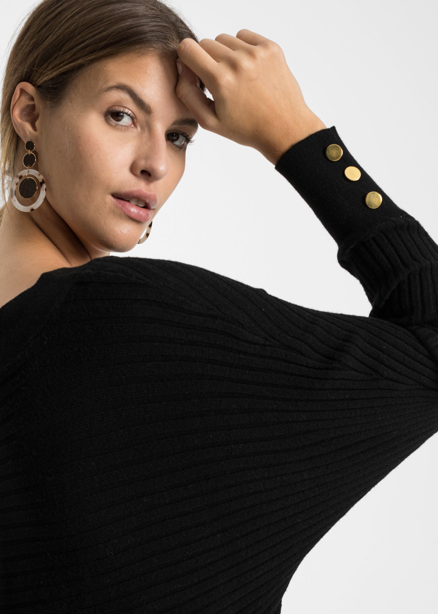 bonprix Pull en tricot aus Viskose, Polyamid und Polyester, mit Knopfdetail