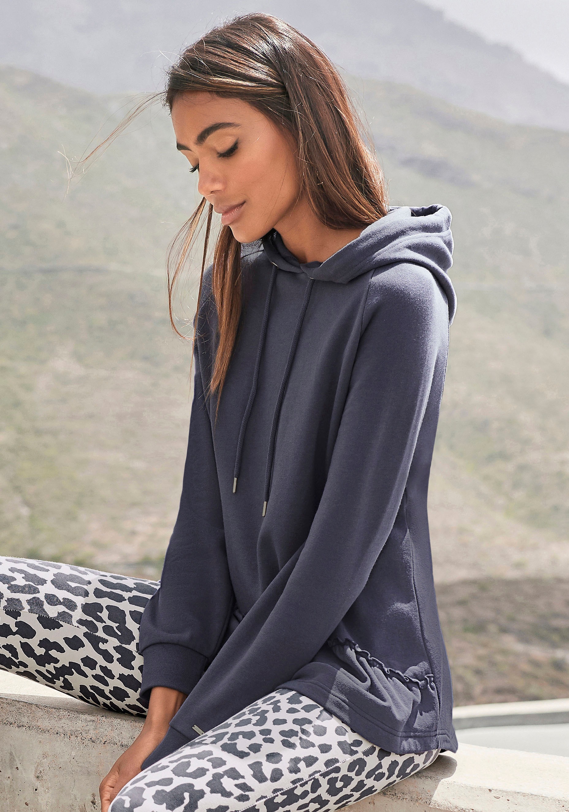 Image of LASCANA Kapuzensweatshirt, mit Rüschen bei Ackermann Versand Schweiz