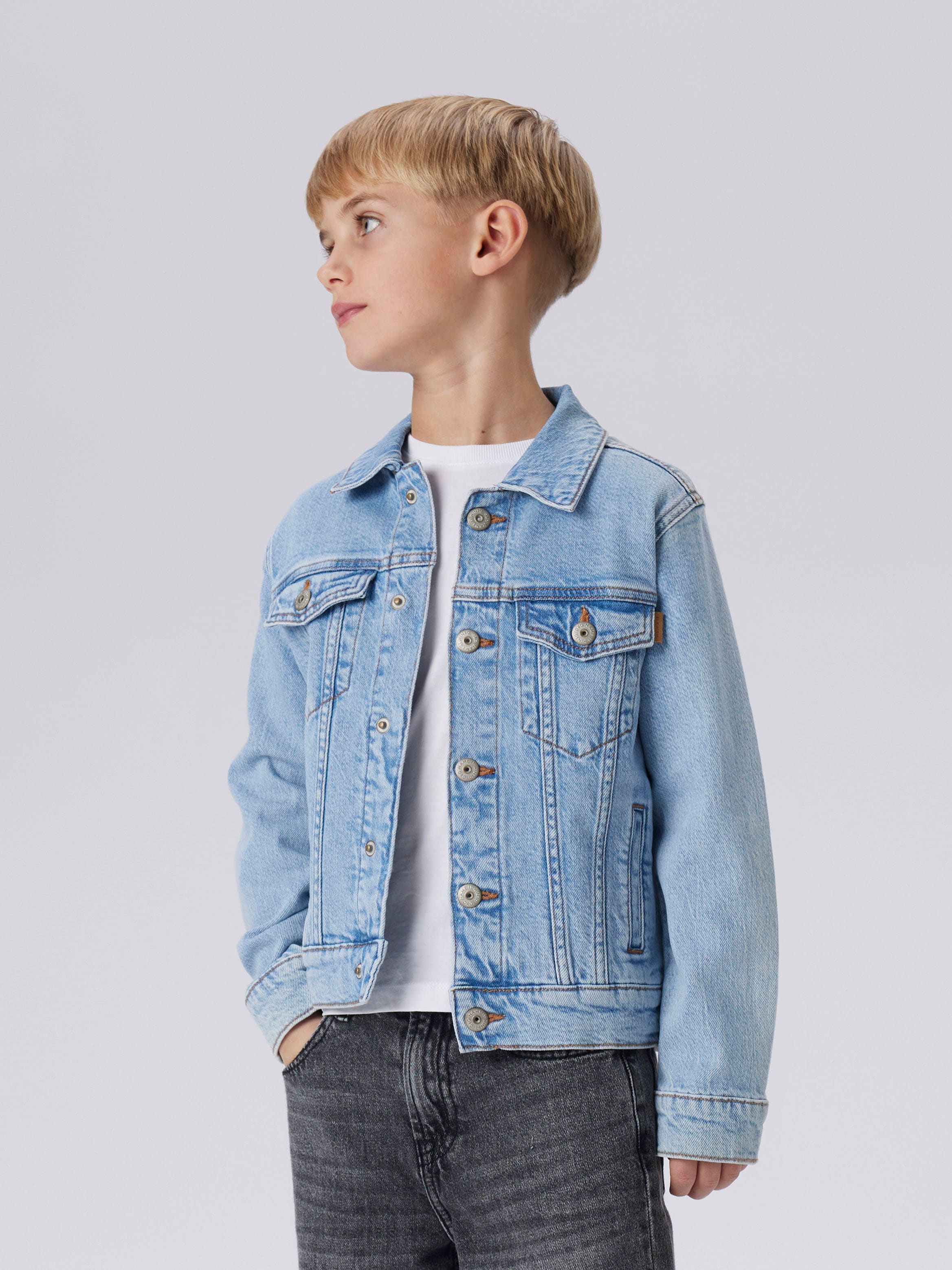 Image of Name It Jeansjacke "NKMJAGGER für Jungen mit Brusttaschen und elastischem Denim" regular fit, Denim, Abriebeffekte, Umlegekragen