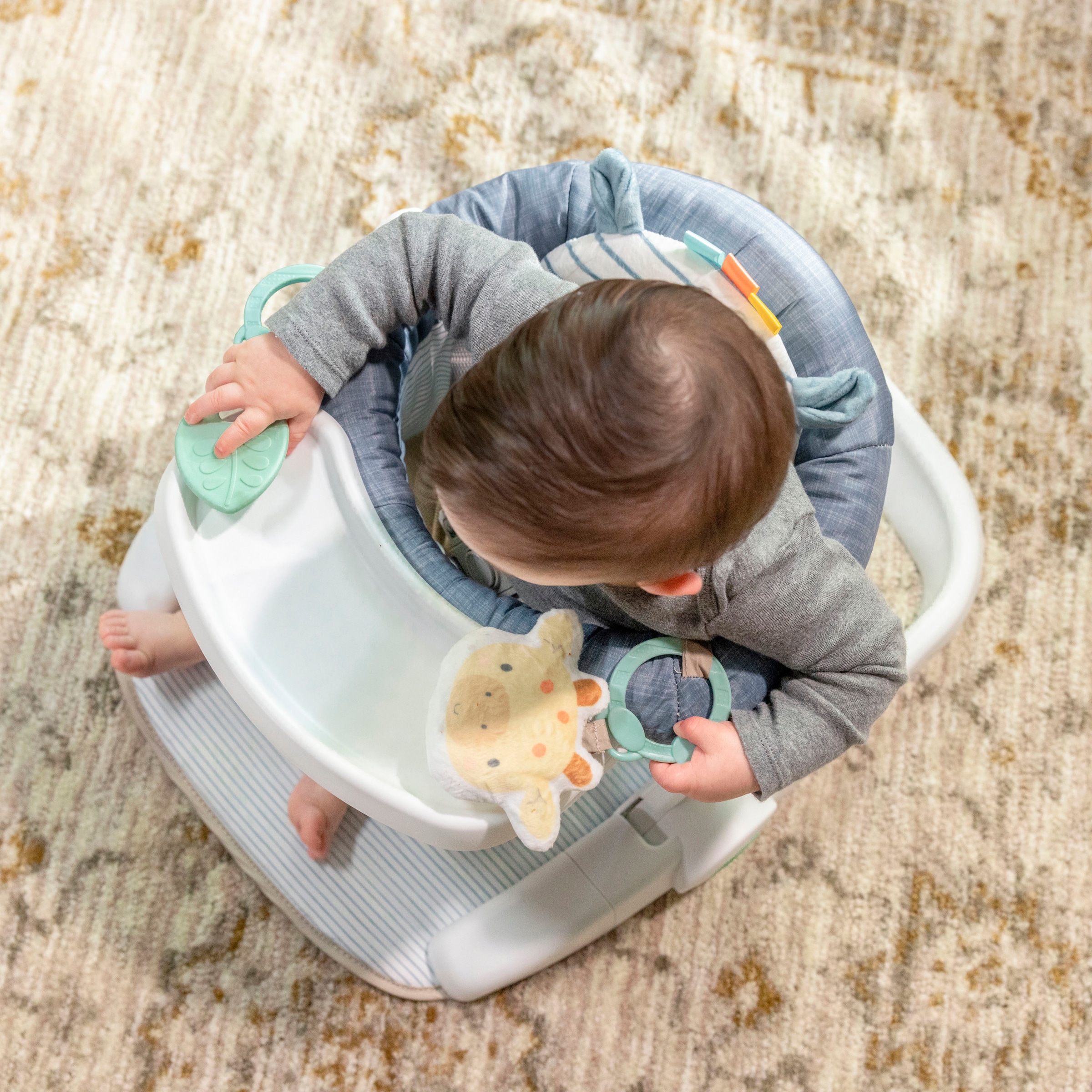 ingenuity Tischsitz »Prop Spot™ Learn-to-Sit™ - Casi™« inklusive 2 Spielzeugen und 3 bunten Anhängern