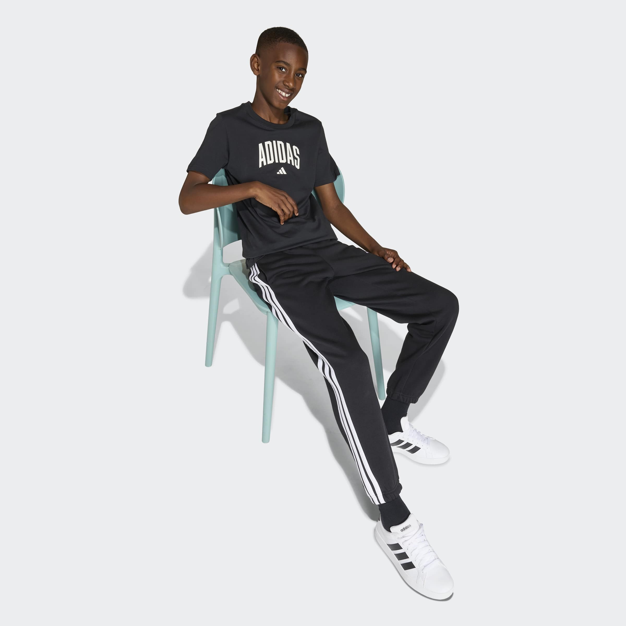 adidas Sportswear T-Shirt »COLLEGIATE GRAPHIC KIDS« für Kinder, mit grafischem Design, aus Baumwolle