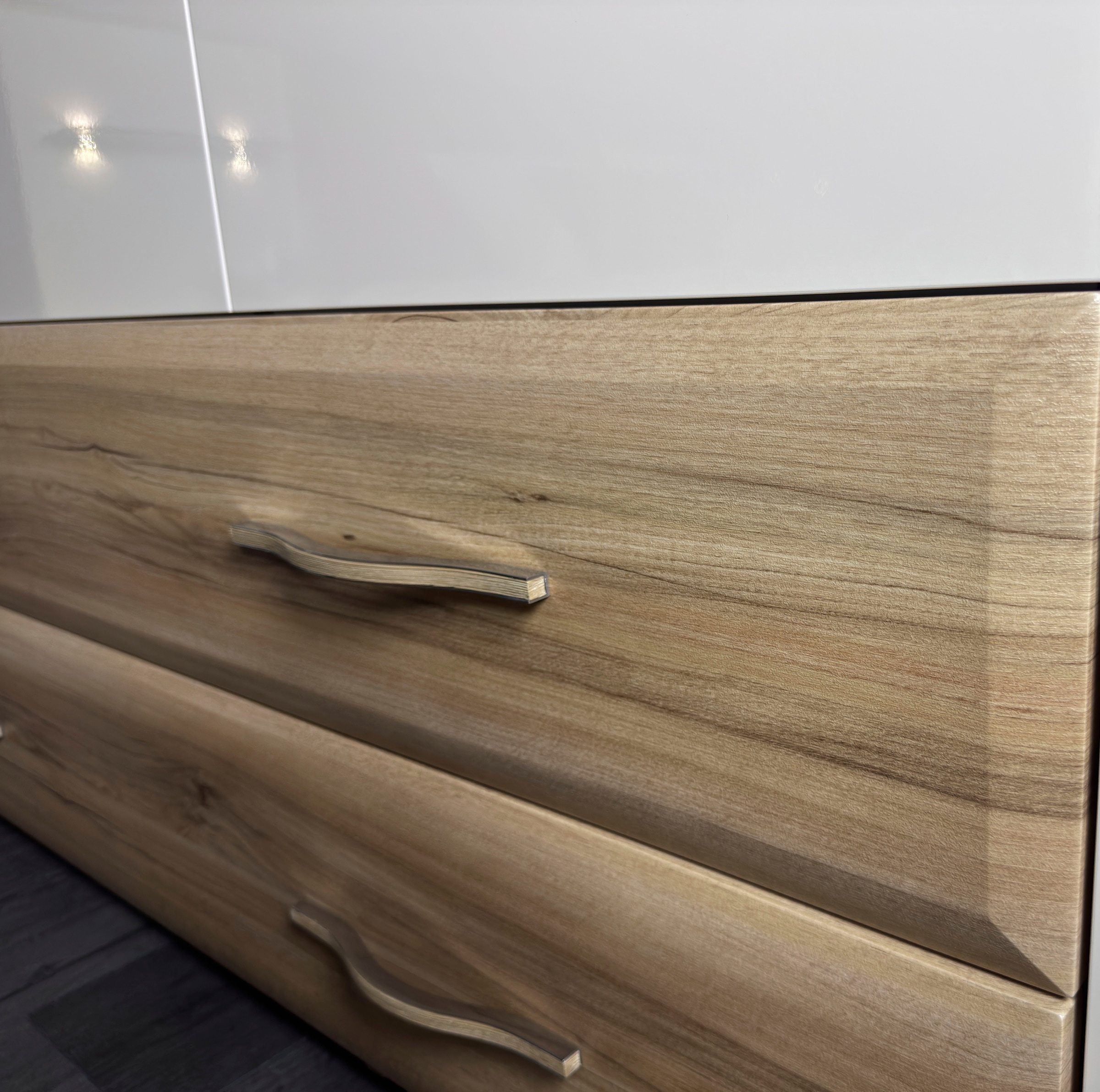 GOODproduct Armoires à vêtements »Gala, beige hochglänzend UV lackiert, kratzfest, FSC-zertifiziert« tiroirs arrondis en MDF décor bois, fermeture douce,  armoire haute (224cm), disponible en 4 largeurs, Made in Europe
