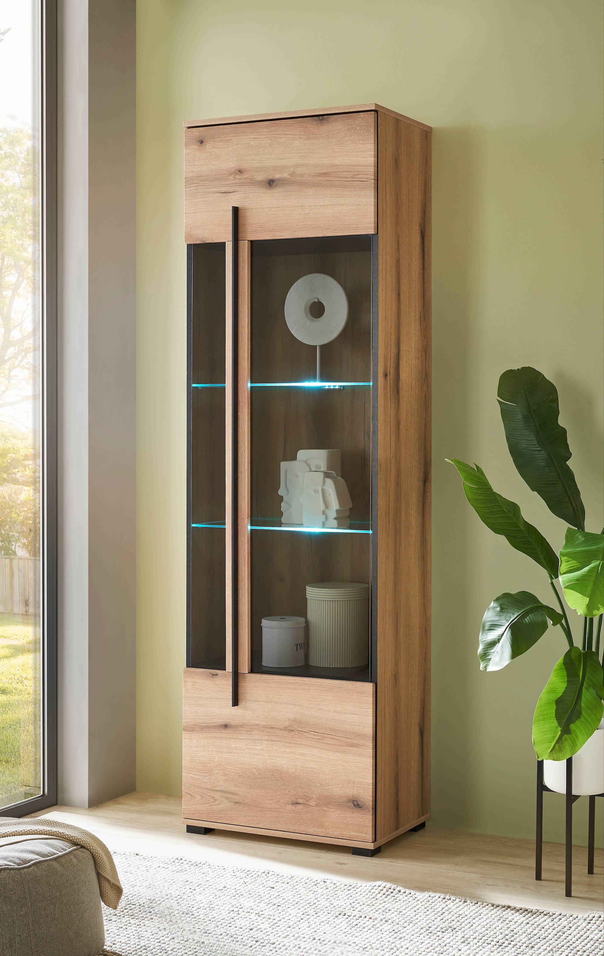 INOSIGN Vitrine »Cantara, Vitrinenschrank in Eiche Evoke oder weiss, Standvitrine«, schwarzer Stangengriff, ausreichend Stauraum, vielseitig einsetzbar