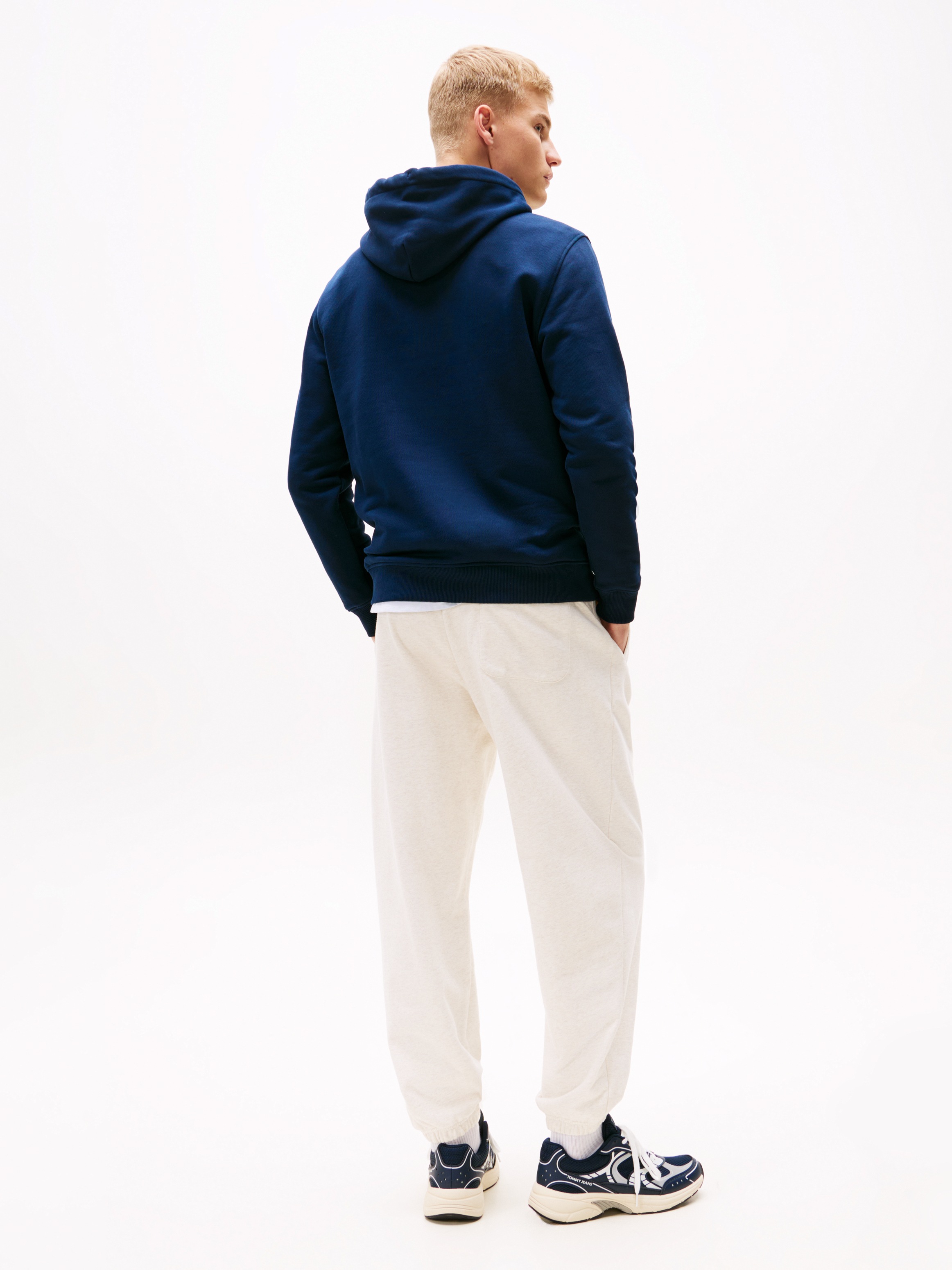 Tommy Jeans Hoodie »TJM REG BADGE HOODIE EXT«, Mit Rundhalsausschnitt