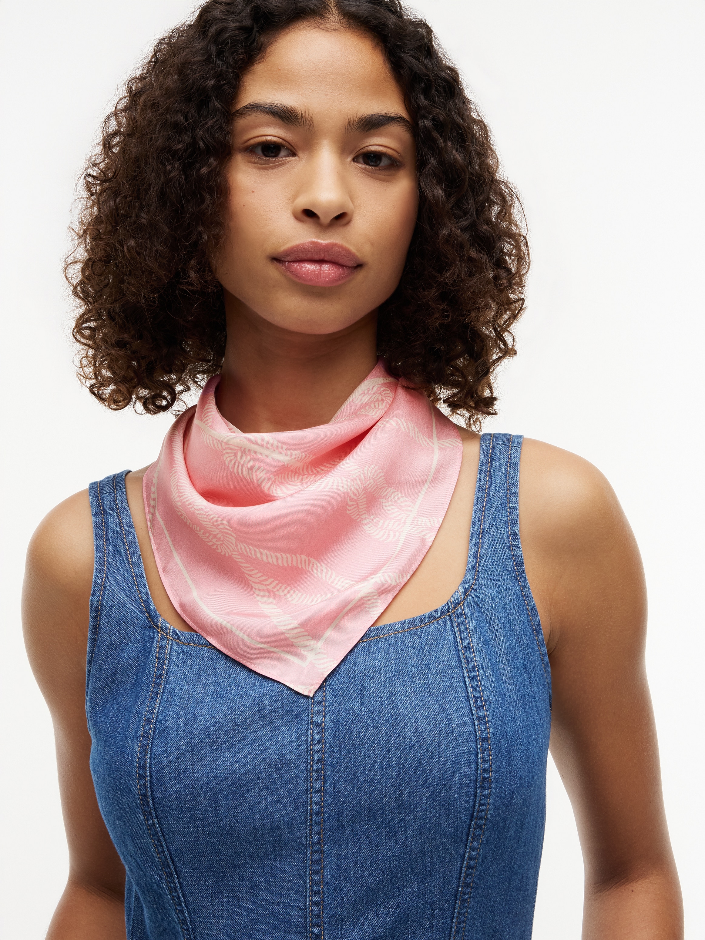 Tommy Hilfiger Foulard de mode »TOMMY SCRIPT SILK SQUARE«