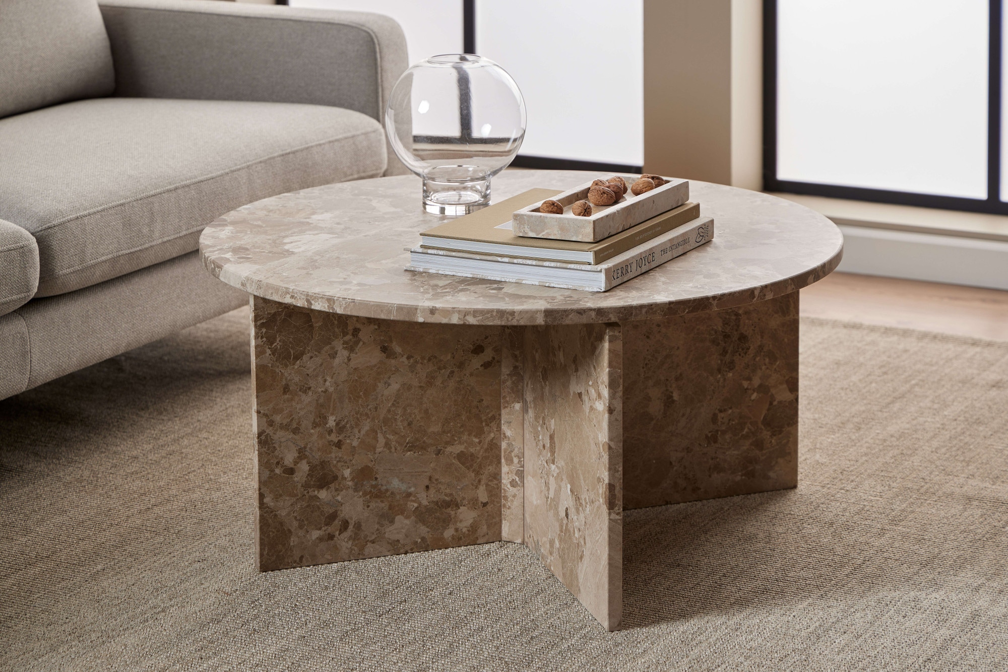 ACTONA GROUP Couchtisch »Vega« Couchtisch, und V-förmig Gestell matt Latte lackiert Marmor, Ø90x42 cm
