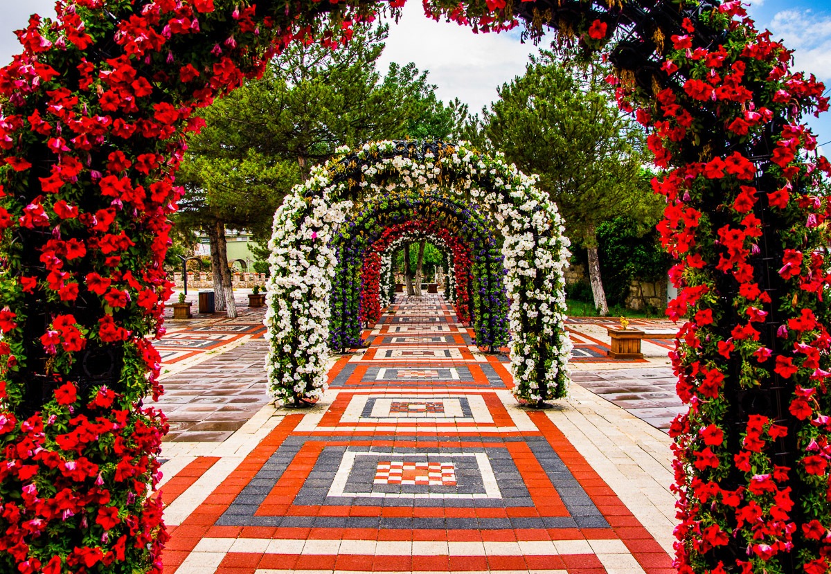 Image of Papermoon Fototapete »Blumenbögen Weg«, Vliestapete, hochwertiger Digitaldruck, inklusive Kleister bei Ackermann Versand Schweiz