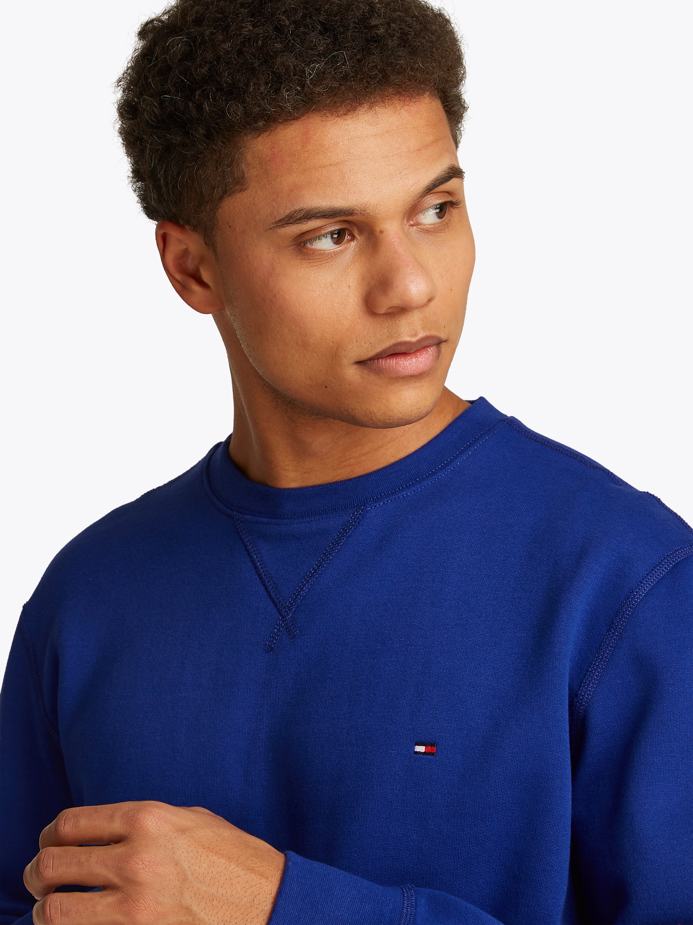 Tommy Hilfiger Sweatshirt »ESS SEASONAL FLEECE CREWNECK«, mit Logostickerei