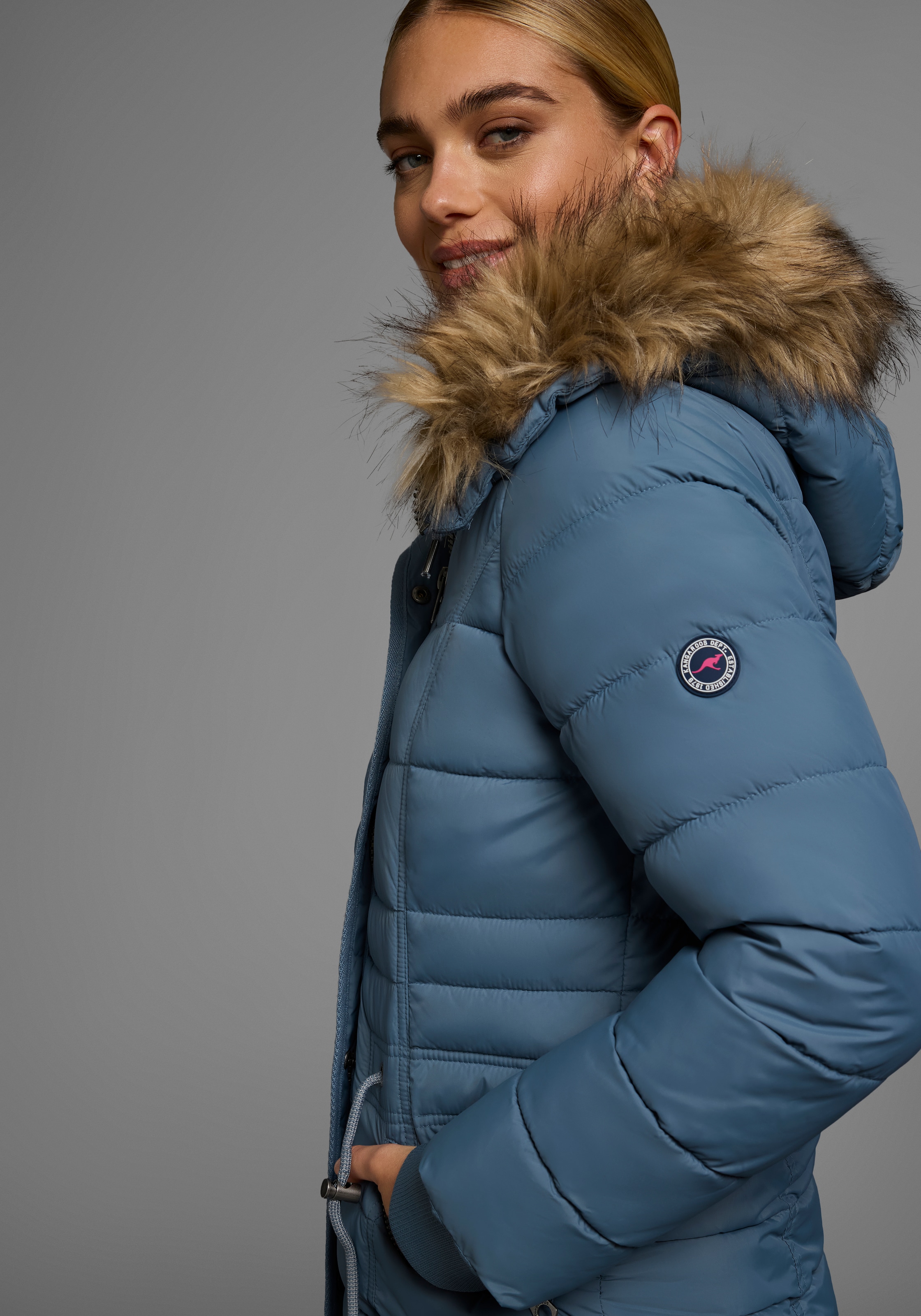 KangaROOS Steppjacke, mit Kapuze, figurbetonter Schnitt, mit Reissverschlusstaschen