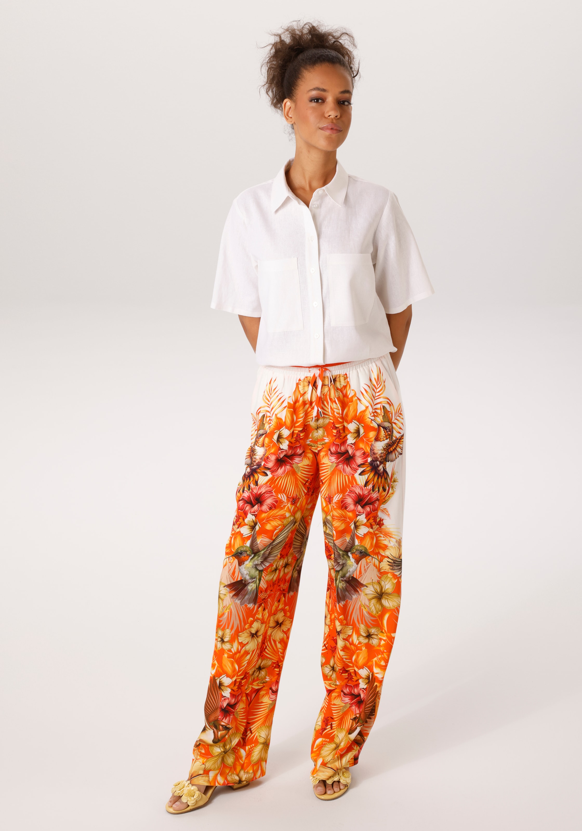 Aniston CASUAL Pantalon à enfiler  mit tropischen Vögeln, Blüten und Blättern bedruckt - NEUE KOLLEKTION